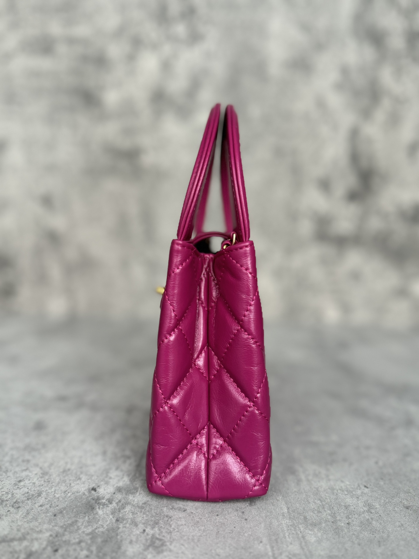 查码Chanel香奈儿 
23k kelly凯莉玫红
渠道货 独家纯原油腊金扣皮组装尾单货
尺寸：19cm x 13 cm x 7cm

独家高清相机是拍图版本
里面的内衬紧贴包身 做的非常完美
主要是烫金 烫金完美和原版一样从每个角度看颜色都不一样 会有光泽度