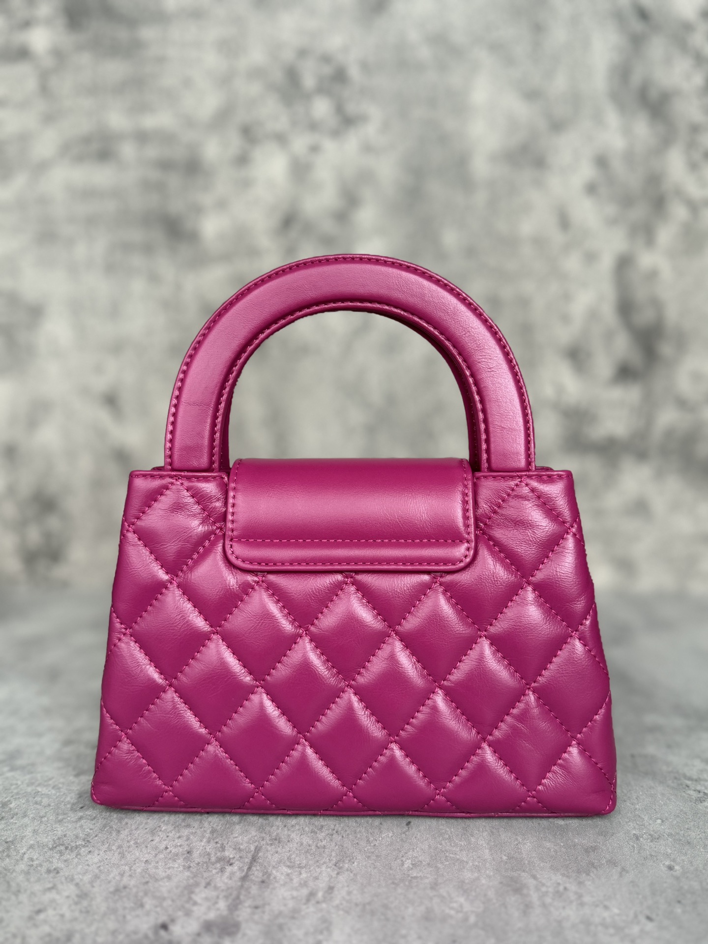 查码Chanel香奈儿 
23k kelly凯莉玫红
渠道货 独家纯原油腊金扣皮组装尾单货
尺寸：19cm x 13 cm x 7cm

独家高清相机是拍图版本
里面的内衬紧贴包身 做的非常完美
主要是烫金 烫金完美和原版一样从每个角度看颜色都不一样 会有光泽度