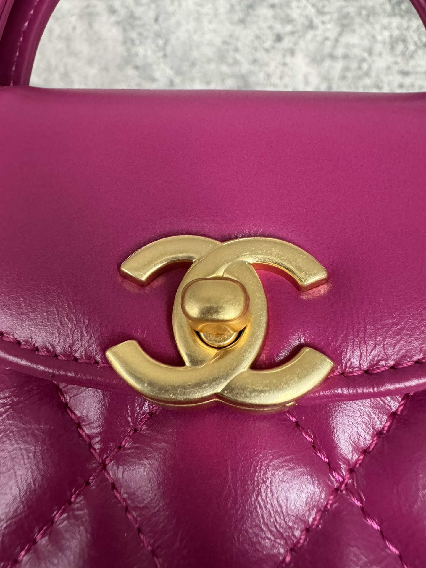 查码Chanel香奈儿 
23k kelly凯莉玫红
渠道货 独家纯原油腊金扣皮组装尾单货
尺寸：19cm x 13 cm x 7cm

独家高清相机是拍图版本
里面的内衬紧贴包身 做的非常完美
主要是烫金 烫金完美和原版一样从每个角度看颜色都不一样 会有光泽度