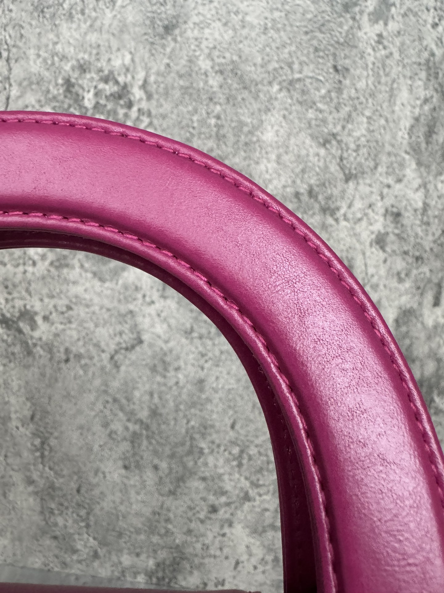 查码Chanel香奈儿 
23k kelly凯莉玫红
渠道货 独家纯原油腊金扣皮组装尾单货
尺寸：19cm x 13 cm x 7cm

独家高清相机是拍图版本
里面的内衬紧贴包身 做的非常完美
主要是烫金 烫金完美和原版一样从每个角度看颜色都不一样 会有光泽度