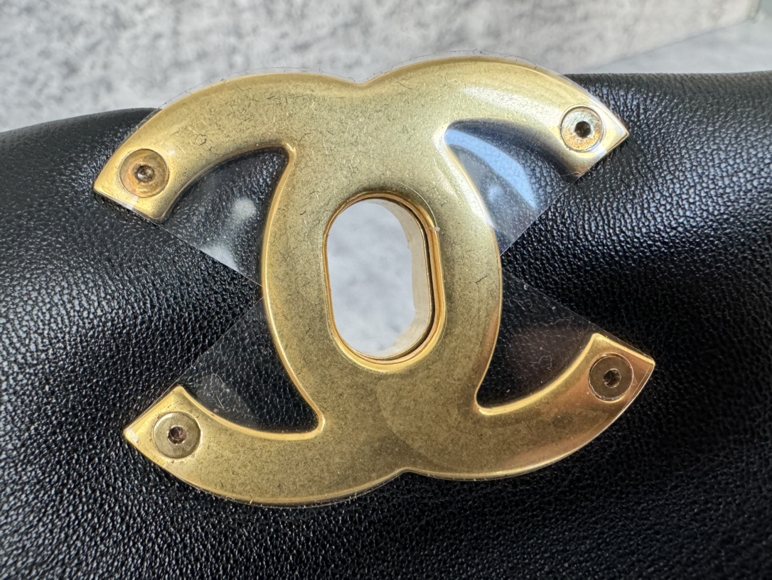 查码chanel 19 bag 经典黑色
独家渠道货 方框 原厂zp皮 小羊皮系列
以诞生年份2019命名的小香19手袋
没针没线都是符合zp工艺 
尺寸：16 x 26 x 9cm
型号：AS1160
五金细节高清独家特写 最新金属防伪芯片版本


