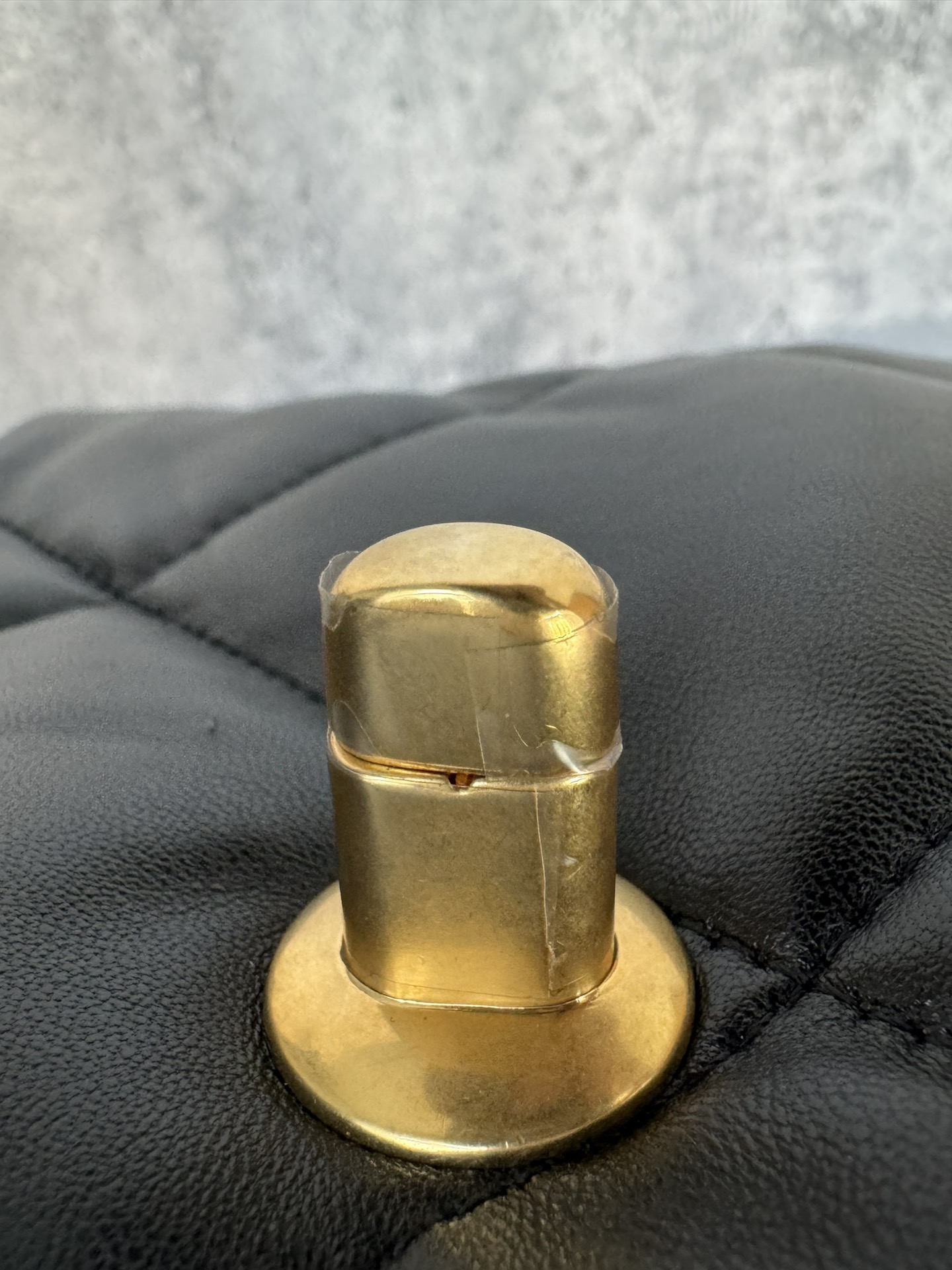 查码chanel 19 bag 经典黑色
独家渠道货 方框 原厂zp皮 小羊皮系列
以诞生年份2019命名的小香19手袋
没针没线都是符合zp工艺 
尺寸：16 x 26 x 9cm
型号：AS1160
五金细节高清独家特写 最新金属防伪芯片版本


