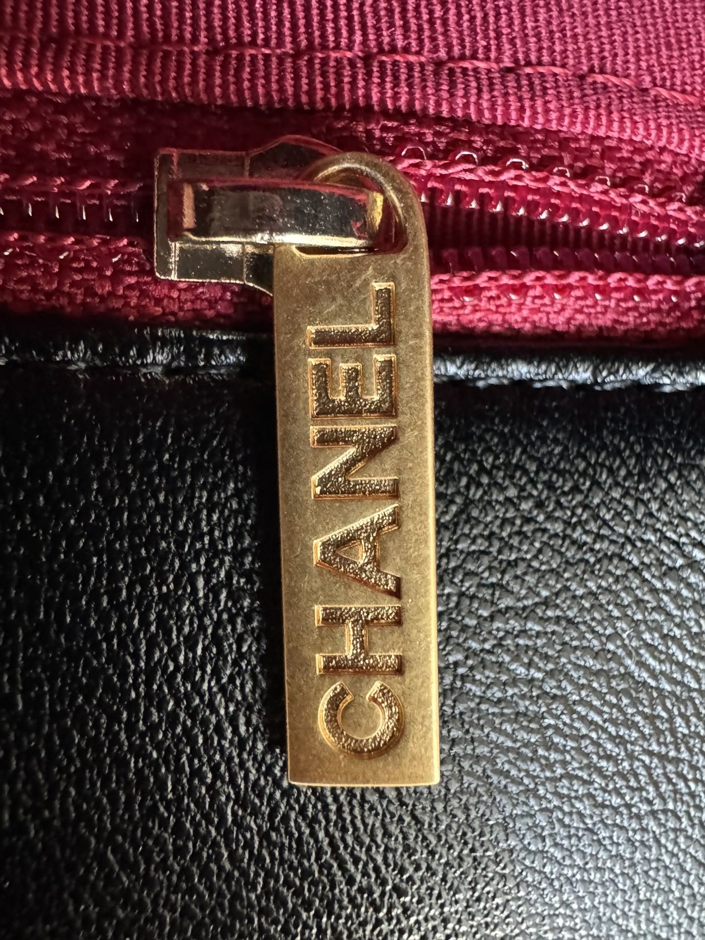 查码chanel 19 bag 经典黑色
独家渠道货 方框 原厂zp皮 小羊皮系列
以诞生年份2019命名的小香19手袋
没针没线都是符合zp工艺 
尺寸：16 x 26 x 9cm
型号：AS1160
五金细节高清独家特写 最新金属防伪芯片版本


