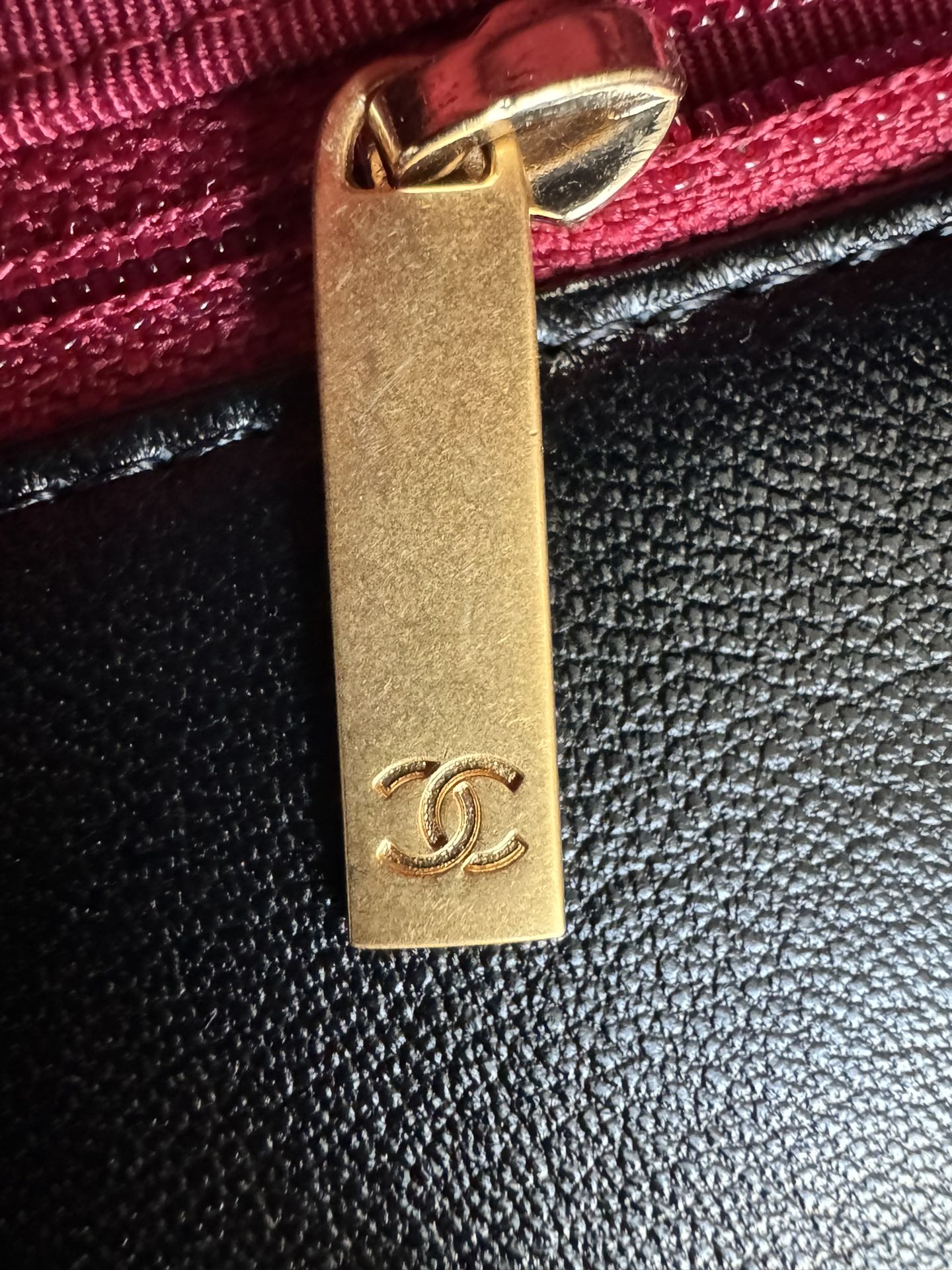 查码chanel 19 bag 经典黑色
独家渠道货 方框 原厂zp皮 小羊皮系列
以诞生年份2019命名的小香19手袋
没针没线都是符合zp工艺 
尺寸：16 x 26 x 9cm
型号：AS1160
五金细节高清独家特写 最新金属防伪芯片版本


