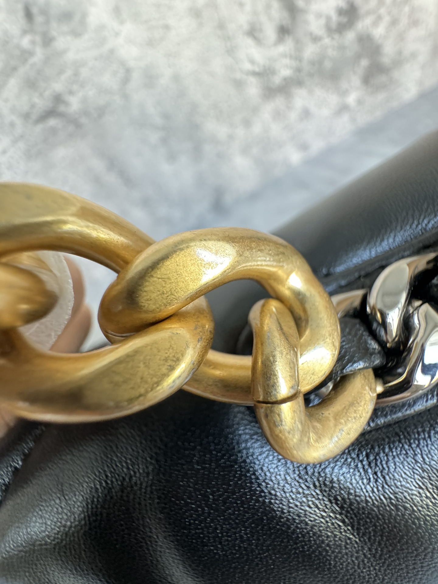 查码chanel 19 bag 经典黑色
独家渠道货 方框 原厂zp皮 小羊皮系列
以诞生年份2019命名的小香19手袋
没针没线都是符合zp工艺 
尺寸：16 x 26 x 9cm
型号：AS1160
五金细节高清独家特写 最新金属防伪芯片版本


