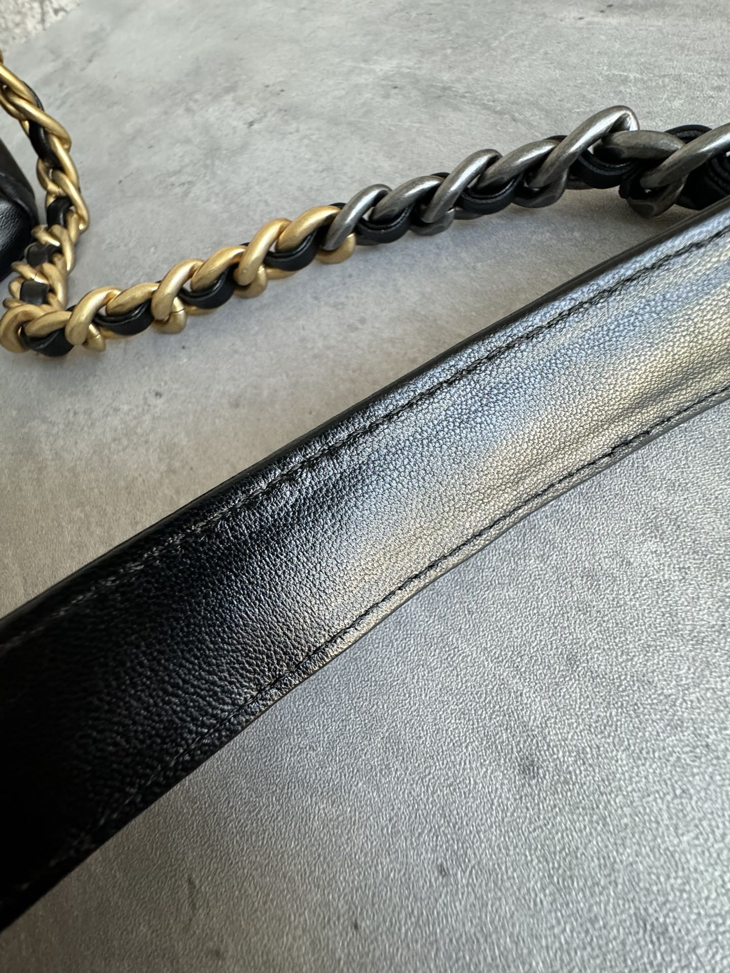 查码chanel 19 bag 经典黑色
独家渠道货 方框 原厂zp皮 小羊皮系列
以诞生年份2019命名的小香19手袋
没针没线都是符合zp工艺 
尺寸：16 x 26 x 9cm
型号：AS1160
五金细节高清独家特写 最新金属防伪芯片版本


