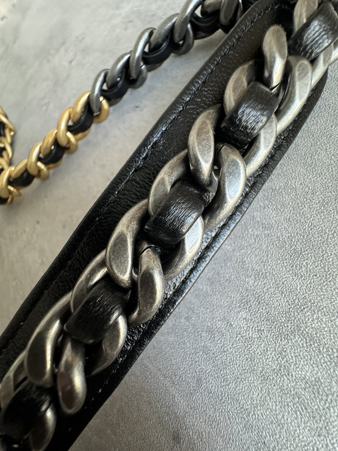 查码chanel 19 bag 经典黑色
独家渠道货 方框 原厂zp皮 小羊皮系列
以诞生年份2019命名的小香19手袋
没针没线都是符合zp工艺 
尺寸：16 x 26 x 9cm
型号：AS1160
五金细节高清独家特写 最新金属防伪芯片版本


