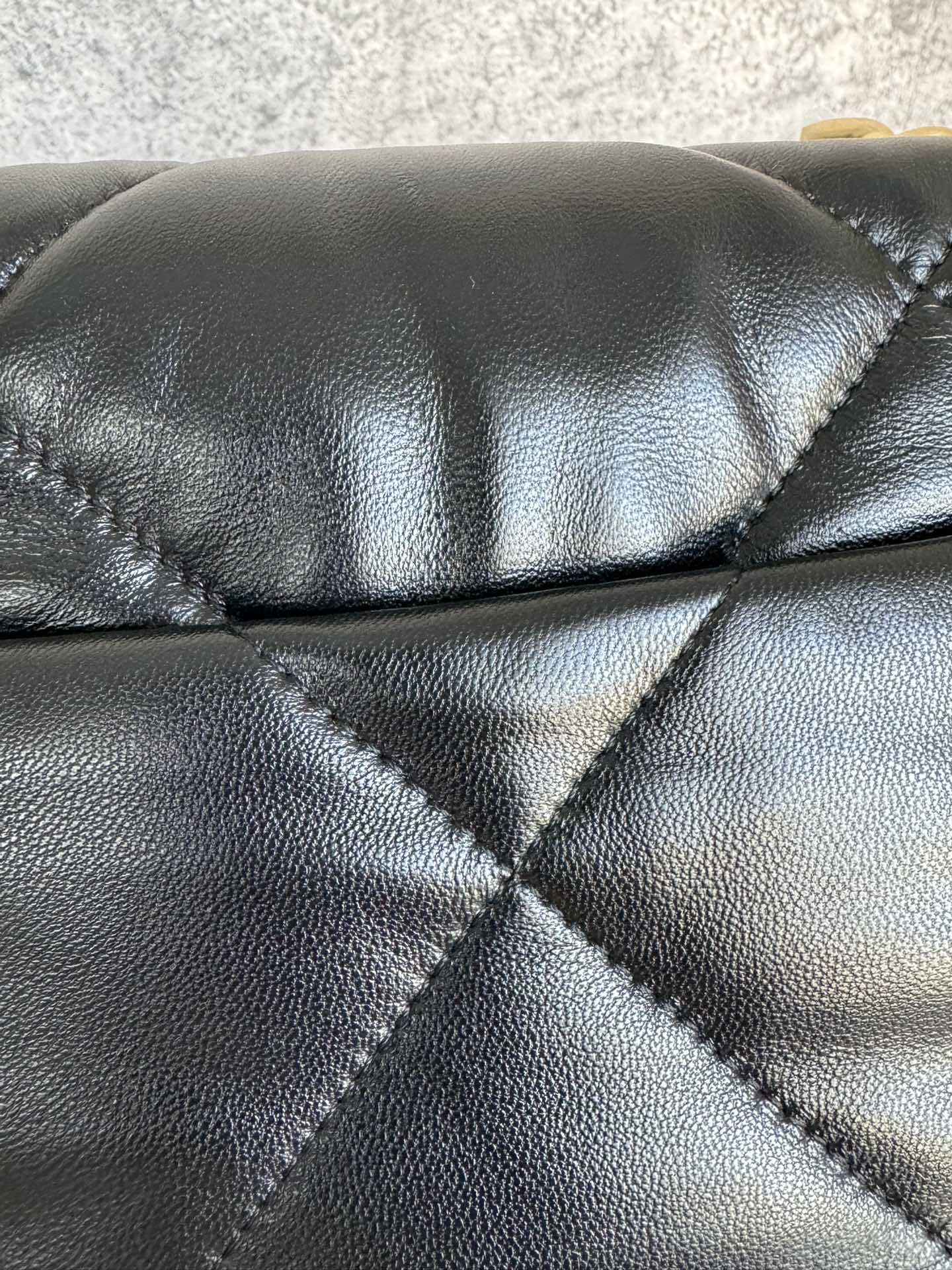 查码chanel 19 bag 经典黑色
独家渠道货 方框 原厂zp皮 小羊皮系列
以诞生年份2019命名的小香19手袋
没针没线都是符合zp工艺 
尺寸：16 x 26 x 9cm
型号：AS1160
五金细节高清独家特写 最新金属防伪芯片版本


