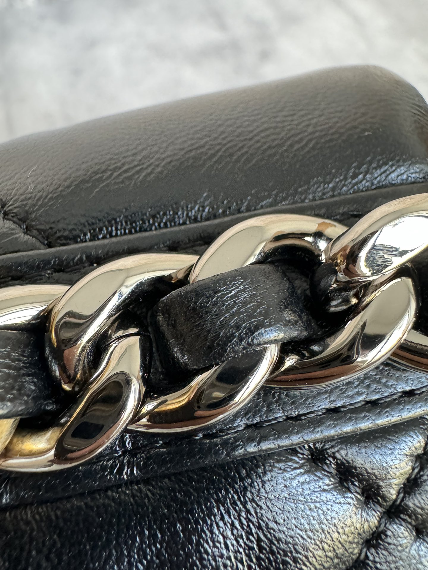 查码chanel 19 bag 经典黑色
独家渠道货 方框 原厂zp皮 小羊皮系列
以诞生年份2019命名的小香19手袋
没针没线都是符合zp工艺 
尺寸：16 x 26 x 9cm
型号：AS1160
五金细节高清独家特写 最新金属防伪芯片版本


