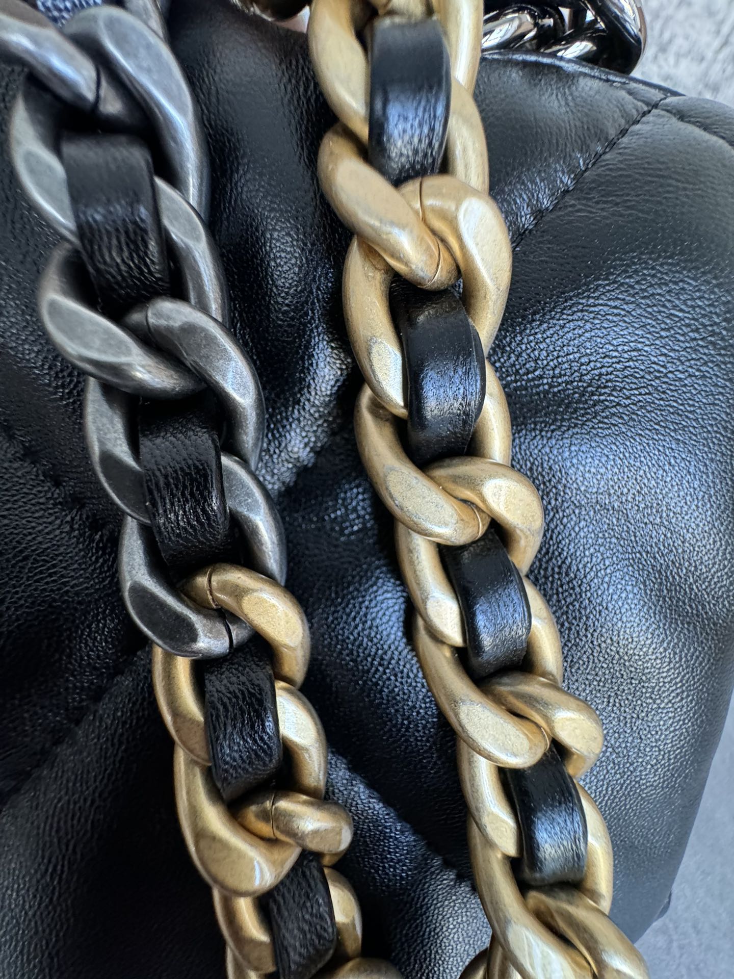 查码chanel 19 bag 经典黑色
独家渠道货 方框 原厂zp皮 小羊皮系列
以诞生年份2019命名的小香19手袋
没针没线都是符合zp工艺 
尺寸：16 x 26 x 9cm
型号：AS1160
五金细节高清独家特写 最新金属防伪芯片版本


