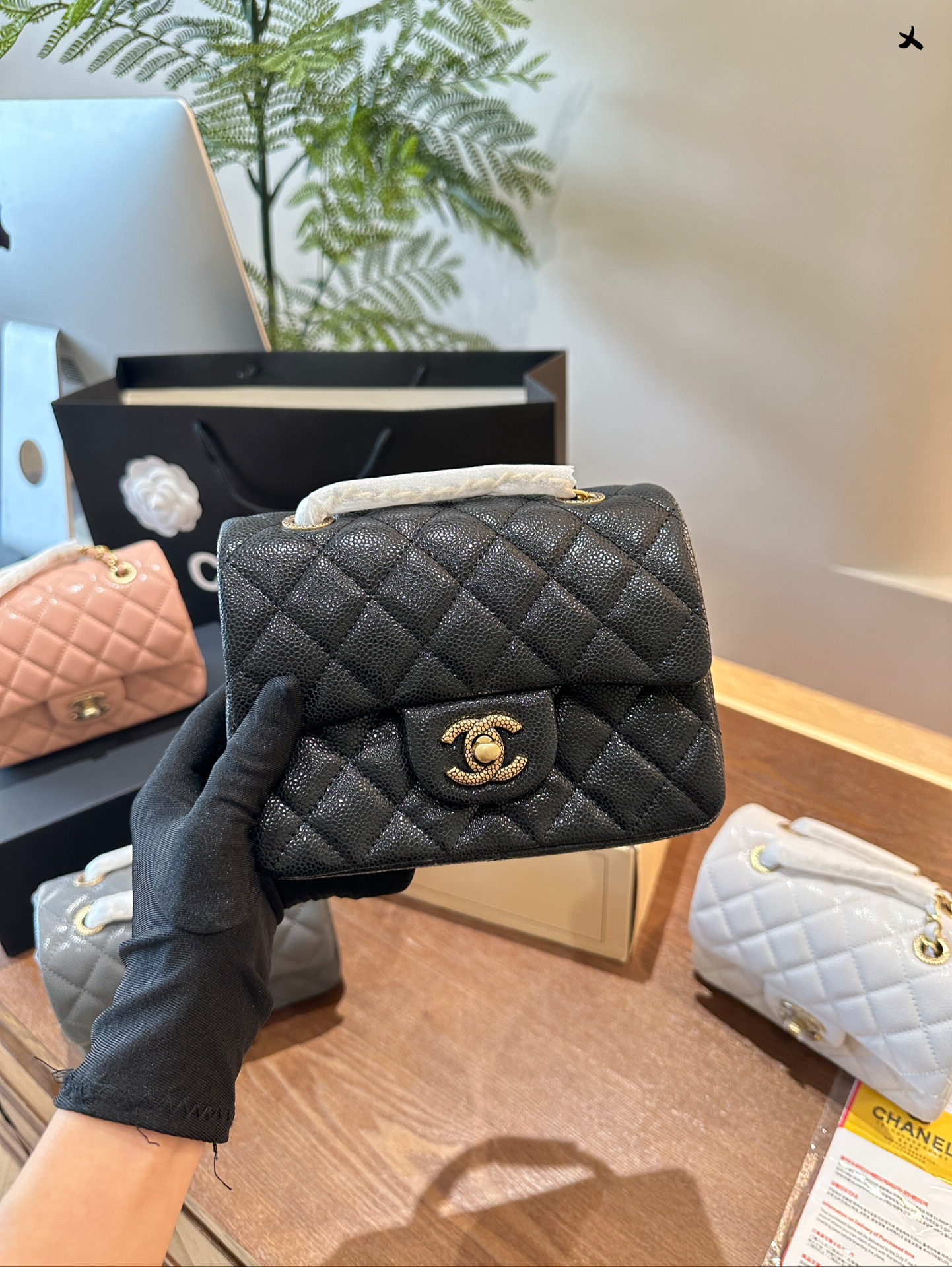 p150CHANEL CF17 Square Fat Caviar Square Fat deve essere un oggetto indispensabile nella tua borsa È piccolo, delicato e carino, con un design squisito e senza tempo. Eredita la difesa dei classici ed è molto femminile ed elegante allo stesso tempo che ha conquistato il mondo dopo il suo lancio nel 1983 è rimasto fino ad oggi il titolo più venduto. #chanelFangFaZi