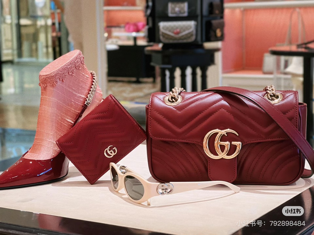 Gucci Marmont Mini Bolso de Hombro de Piel en Vino Tinto con Logo Dorado 8 i1730208728 9161 7