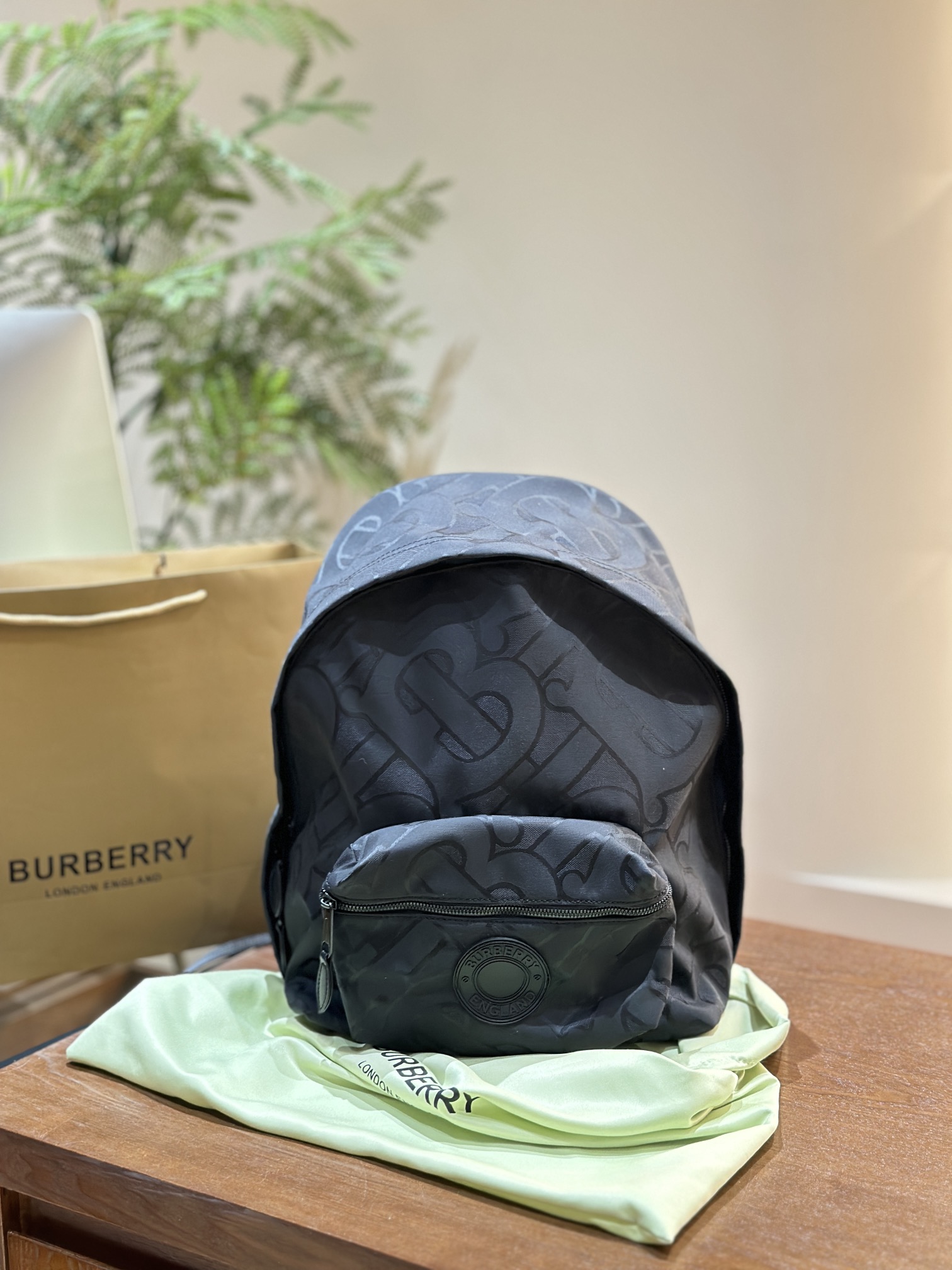 La domanda più frequente sul p180 è lo zaino. Il colore dell’aspetto non è il tradizionale stile britannico beige di Burberry. È realizzato in nero con il logo Burberry stampato su tutto lo zaino, che lo fa sembrare più sobrio e calmo ma comunque maestoso. . La qualità è davvero impareggiabile. Chiunque voglia acquistare uno zaino nel prossimo futuro può verificarlo. Può essere acquistato da studenti, impiegati ed è molto adatto anche per uomini d’affari!