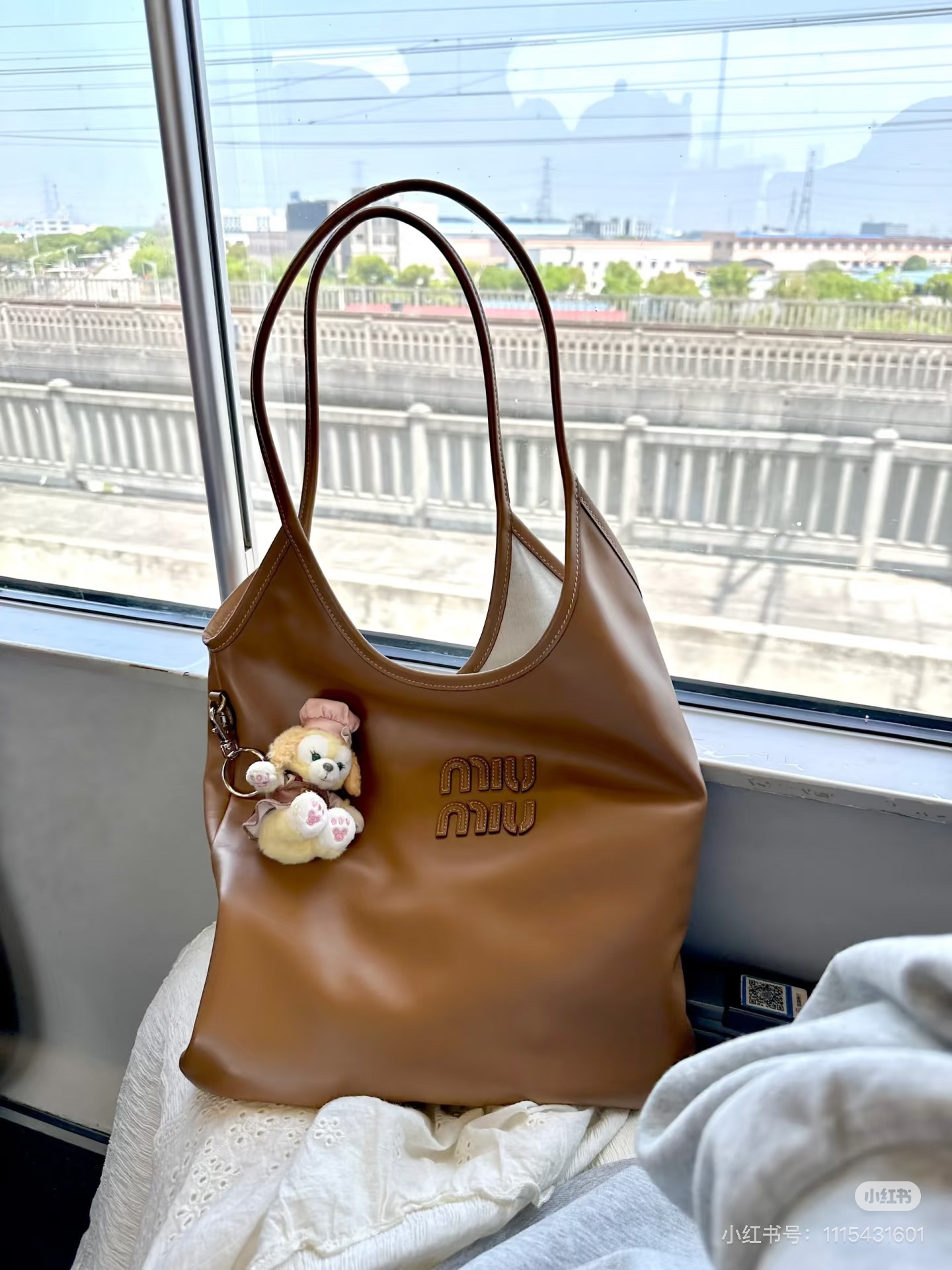 La borsa per la spesa Miumiu con tote bag ha una grande pelle opaca e una morbida tela interna, quindi la borsa generale è molto leggera. L’iPad può essere messo a piacimento a piacimento e la depressione a forma di U è molto profonda, quindi è molto utile non bloccare l’ascella.