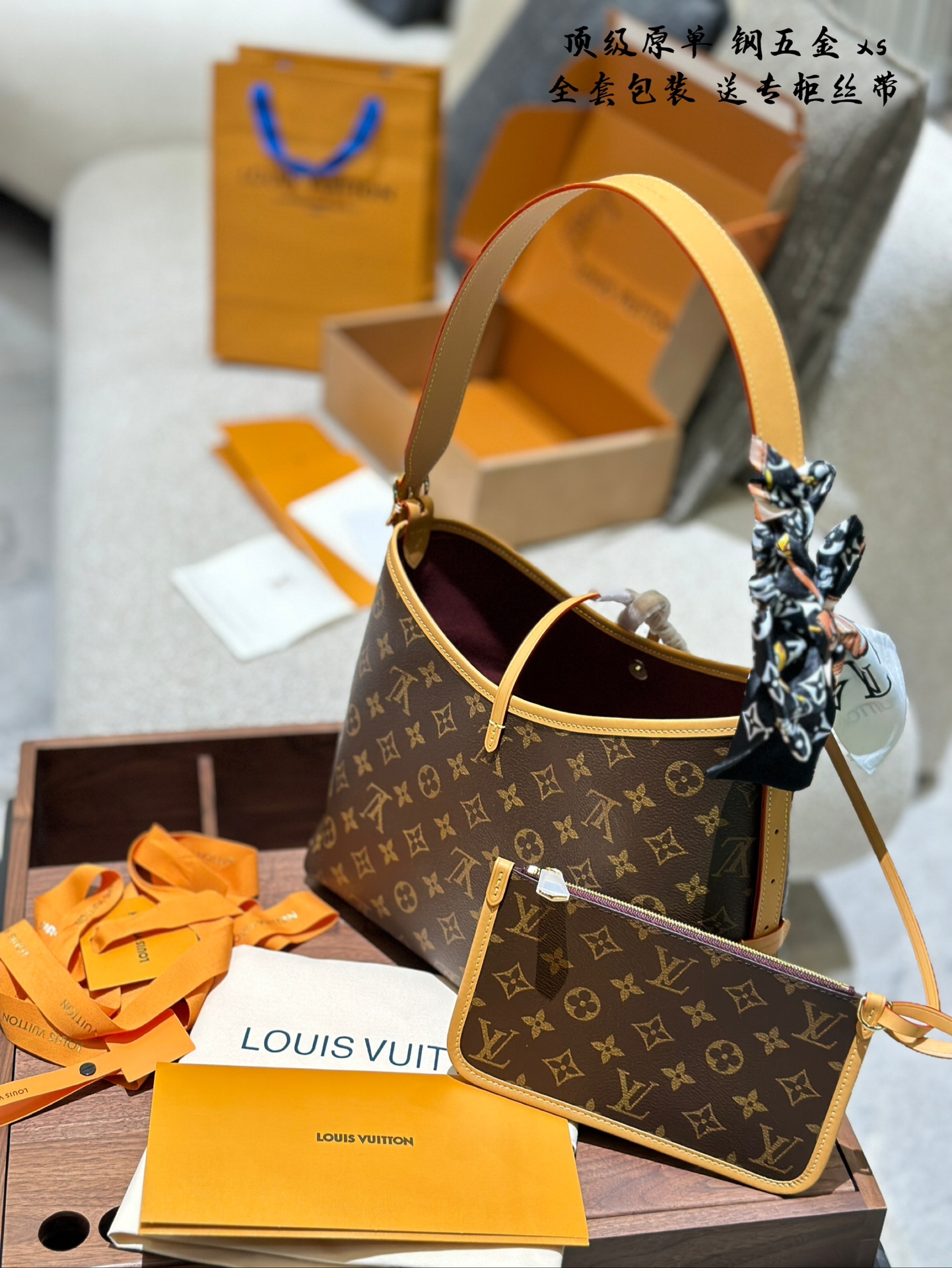 Louis Vuitton Carryall: Bolso Tote Monograma con Bandolera y Adorno de Seda 3 i1733124915 4059 0
