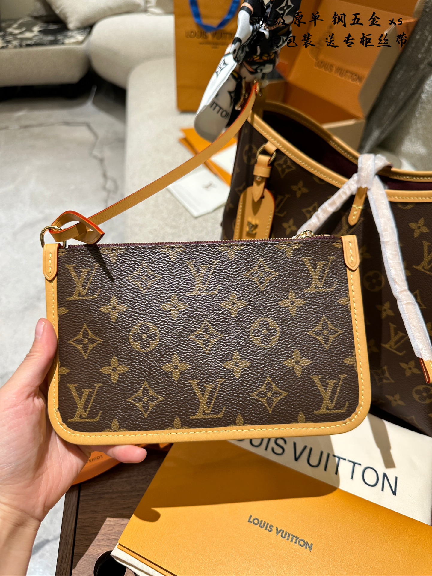 Louis Vuitton Carryall: Bolso Tote Monograma con Bandolera y Adorno de Seda 8 i1733124915 6945 0