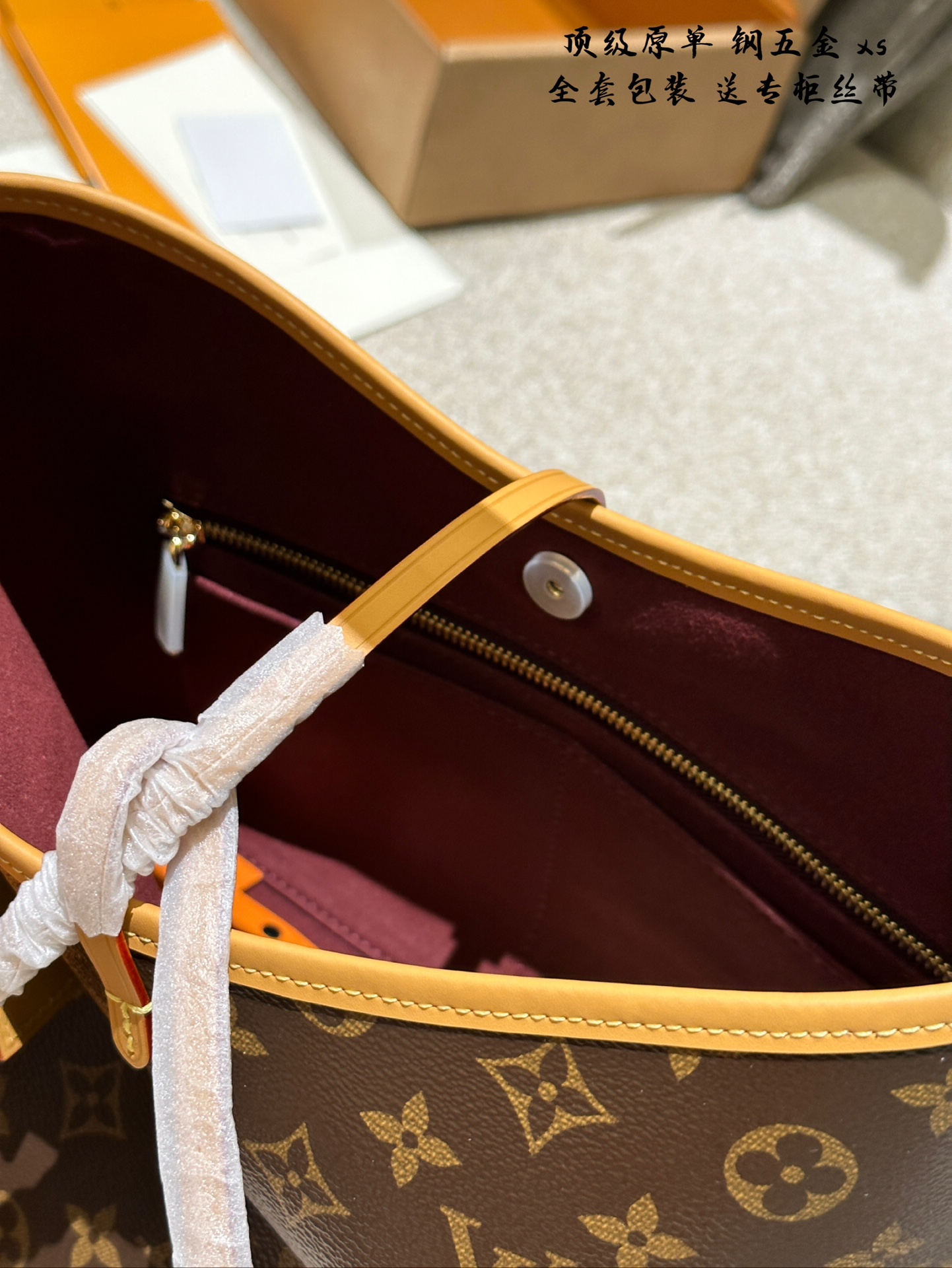 Louis Vuitton Carryall: Bolso Tote Monograma con Bandolera y Adorno de Seda 6 i1733124915 7171 0
