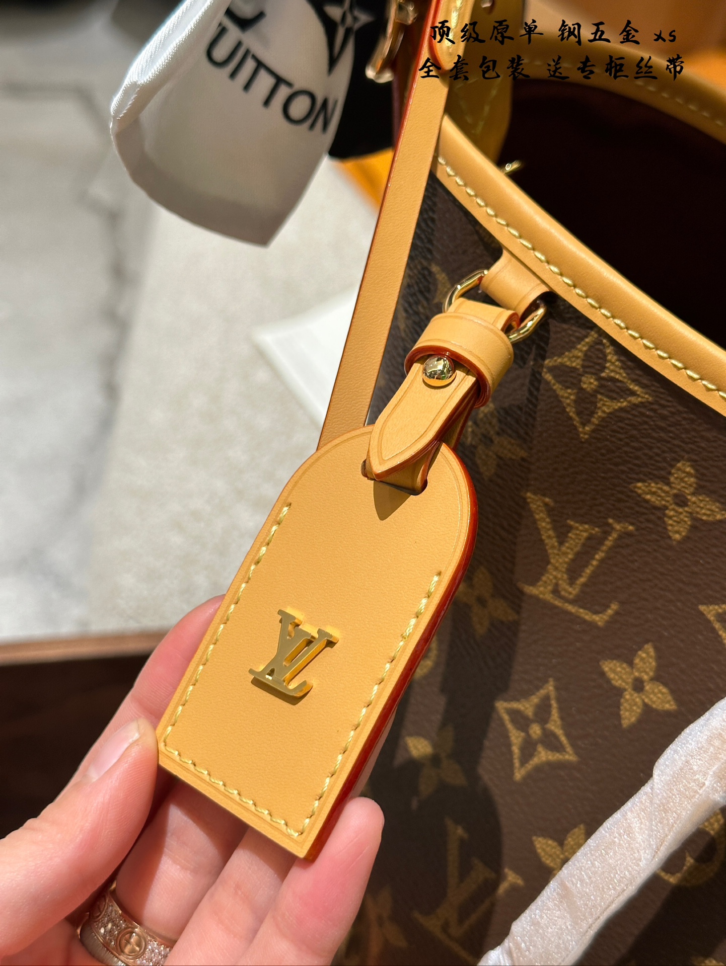 Louis Vuitton Carryall: Bolso Tote Monograma con Bandolera y Adorno de Seda 7 i1733124916 8153 0
