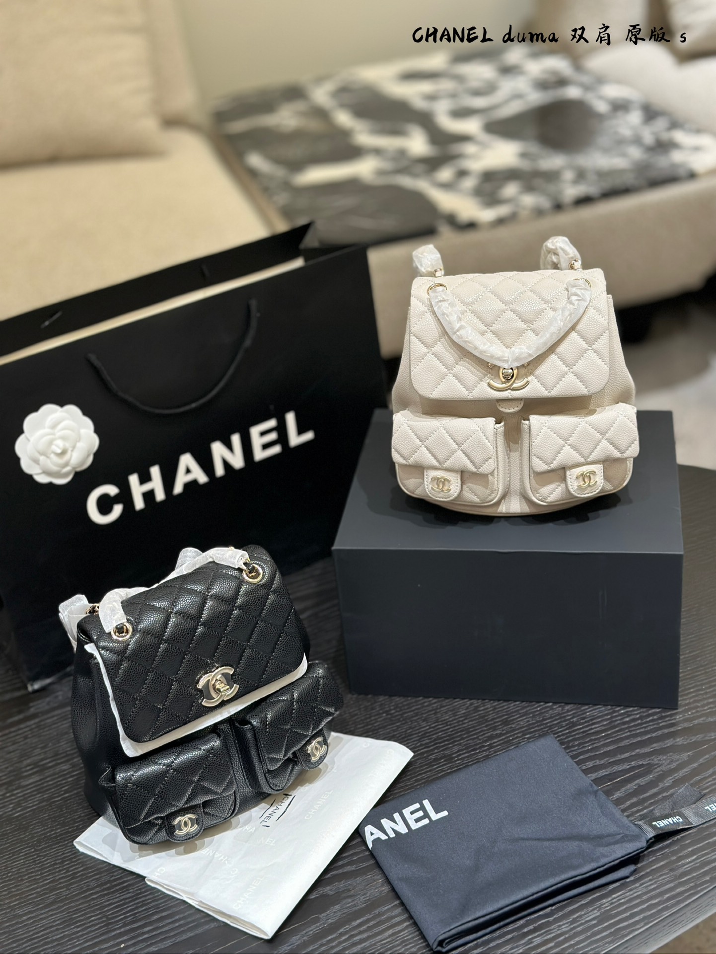 Lo zaino per rana Duma di Duma P200chanel Chanel Duma Frog Zackpack perché le sue doppie tasche sono molto carine come due grandi occhi, quindi è chiamato anche il lato delle spalle della rana è più elegante della Duma tascabile singola – quindi la parte superiore del corpo è più adatto per La parte interna La lunghezza e i pantaloncini a piacimento. L’essenza alla moda giusta può essere installata con un sacchetto di borse per il trucco delle dimensioni di un palmo.