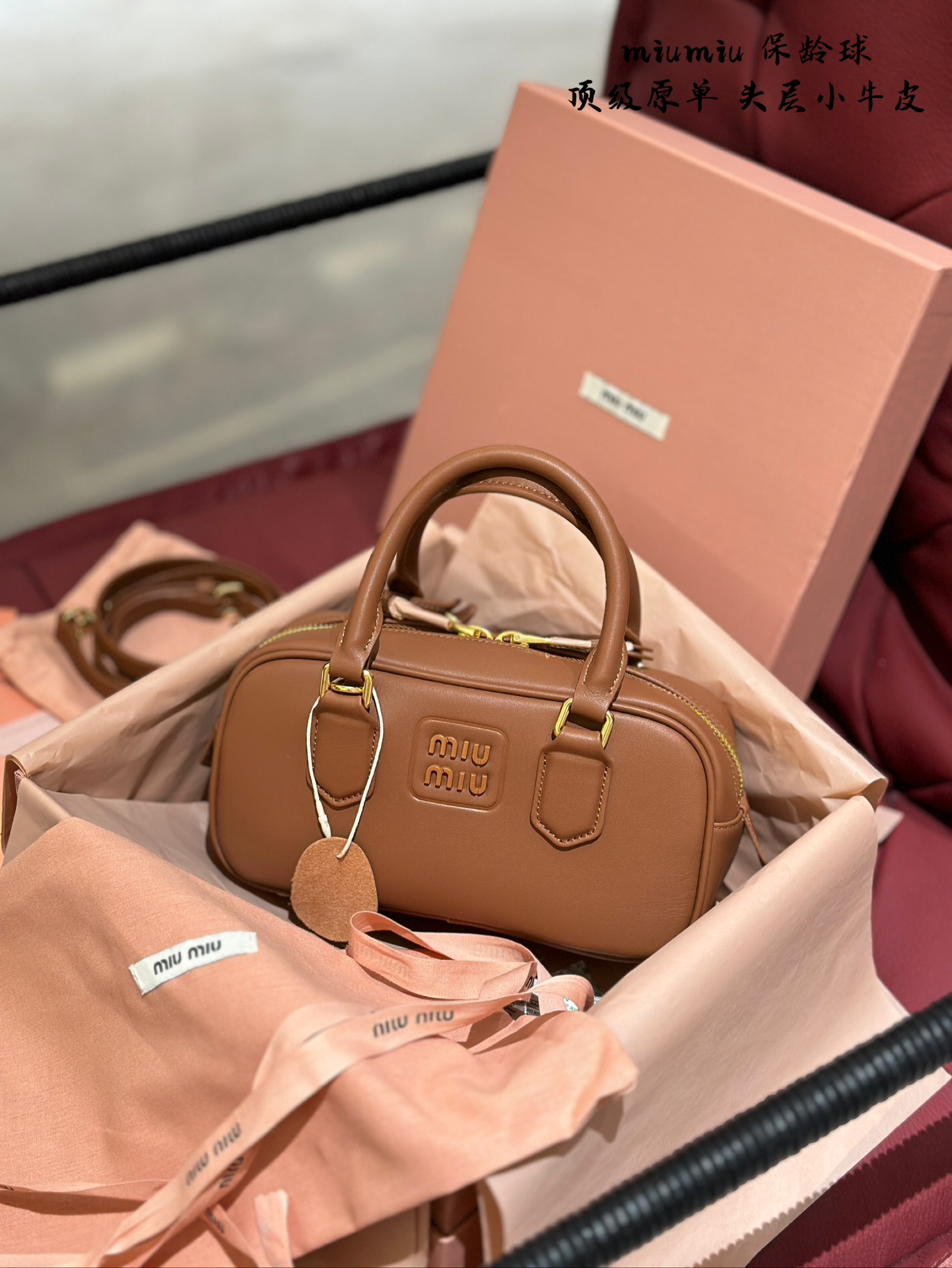 Il bowling P275Miu è troppo alla moda, piangerò. La borsa da bowling Miumiu, Cognac Color, è così adatto per i colori autunnali e invernali, mi fa piangere direttamente. Il cervello del designer è così sorprendente. Consiglio di medie dimensioni, retrò, alla moda e carino e metti insieme tutti gli elementi belli sulla borsa di medie dimensioni. Maillard Caramel Color. La coppia autunnale a maglia con cappotti, abiti e gonne corte è super letteraria, retrò, alla moda, elegante e bella. Materiale puro in pelle di mucca, latte, morbida e sufficiente e facile da incorporare le necessità quotidiane. Ci sono molti modi per trasportarlo, mano, traversa, ascella e mano portarlo. Sono tutti ok. Diversi modi di memorizzare hanno temperamenti diversi. Come paio di borse, non hai davvero rimpianti quando lo scelgono. Le cose di Miumiu sono davvero fate e magiche. Non piantare erba, sbrigati e possederlo. 22 cm