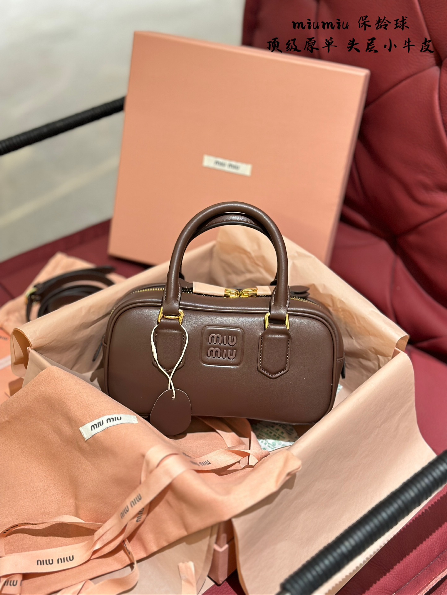 P275 Il bowling MIU di vitello originale è troppo alla moda, sto per piangere. La borsa da bowling Miumiu, Cognac Color, è così adatto per i colori autunnali e invernali, mi fa piangere direttamente. Il cervello del designer è così sorprendente. Consiglio di medie dimensioni, retrò, alla moda e carino e metti insieme tutti gli elementi belli sulla borsa di medie dimensioni. Maillard Caramel Color. La coppia autunnale a maglia con cappotti, abiti e gonne corte è super letteraria, retrò, alla moda, elegante e bella. Materiale puro in pelle di mucca, latte, morbida e sufficiente e facile da incorporare le necessità quotidiane. Ci sono molti modi per trasportarlo, mano, traversa, ascella e mano portarlo. Sono tutti ok. Diversi modi di memorizzare hanno temperamenti diversi. Come paio di borse, non hai davvero rimpianti quando lo scelgono. Le cose di Miumiu sono davvero fate e magiche. Non piantare erba, sbrigati e possederlo. 22 cm