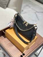 p295 Free pendant LV | 2024.October new black full leather croissant bag (super popular croissant bag. Many people are more concerned about the two corners at the bottom of the old flower model. The new black one perfectly avoids this problem. The metal chain has also been changed to leather. chain. More elegant and refined! The black bag is more low-key and durable, and is very suitable for autumn and winter. 26cm folding box 1 p295 Free pendant LV | 2024.October new black full leather croissant bag (super popular croissant bag. Many people are more concerned about the two corners at the bottom of the old flower model. The new black one perfectly avoids this problem. The metal chain has also been changed to leather. chain. More elegant and refined! The black bag is more low-key and durable, and is very suitable for autumn and winter. 26cm folding box