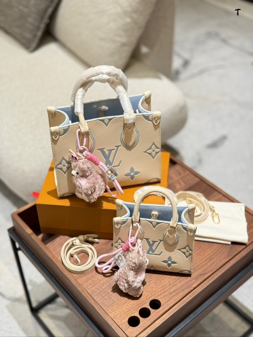 Louis Vuitton OnTheGo PM Azul y Blanco: Elegancia Refrescante 1 Louis Vuitton OnTheGo PM Azul y Blanco: Elegancia Refrescante