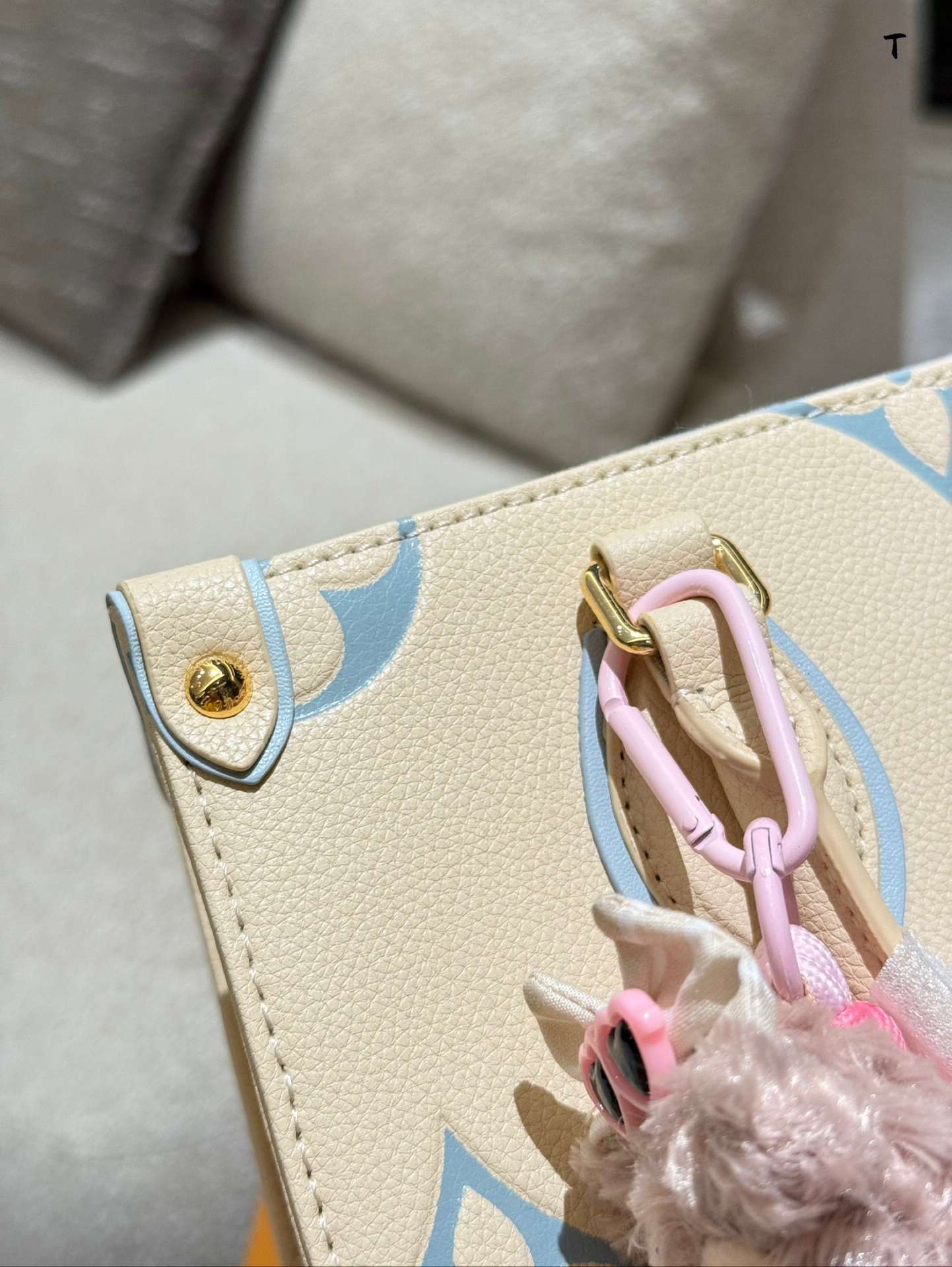 Louis Vuitton OnTheGo PM Azul y Blanco: Elegancia Refrescante 10 i1734548596 5105 0