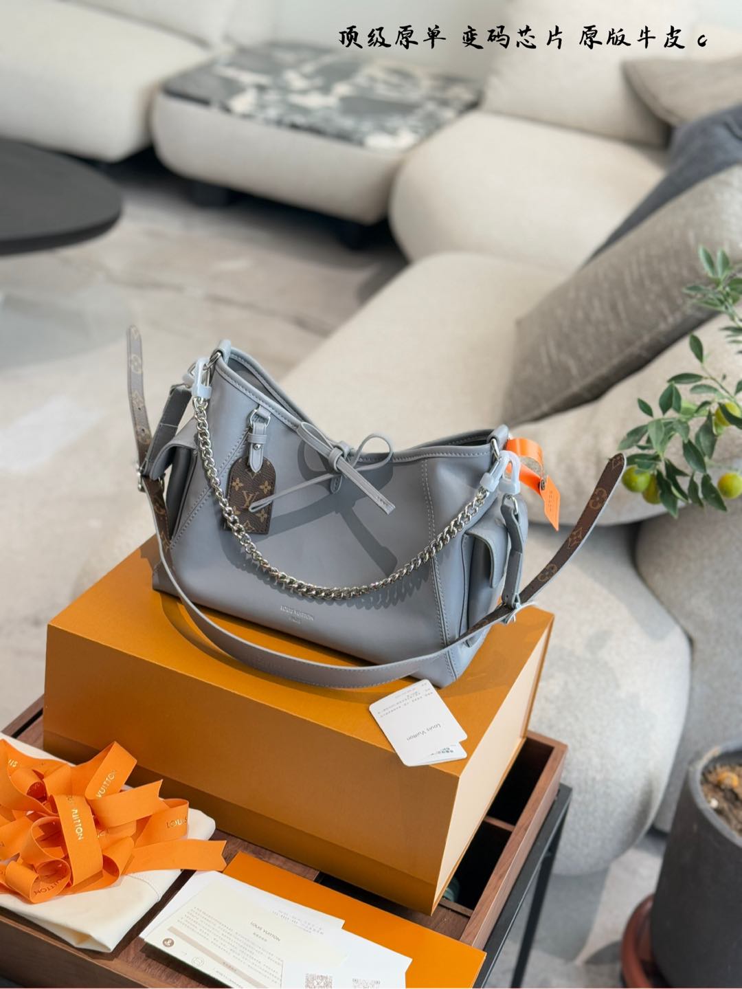 P290 Versione chip Shark Grey LV Carrall Small Cowhide] Originale Shark Grey 🦈 OGGIOR COOD Storm, guidata dalla borsa di pelle di pecora nera di LV! Le fiamme bruciano in modo basso. + Materiale di pelle di pecora, morbido come seta, tocco delicato come se stesse sussurrando dolcemente con la pelle. Ha un peso leggero e una grande capacità, come una tasca di tesoro infinita, soddisfa facilmente le tue esigenze quotidiane, pratico e alla moda coesistono perfettamente. Cintura larga spalla, nessuna tracolla 30 cm