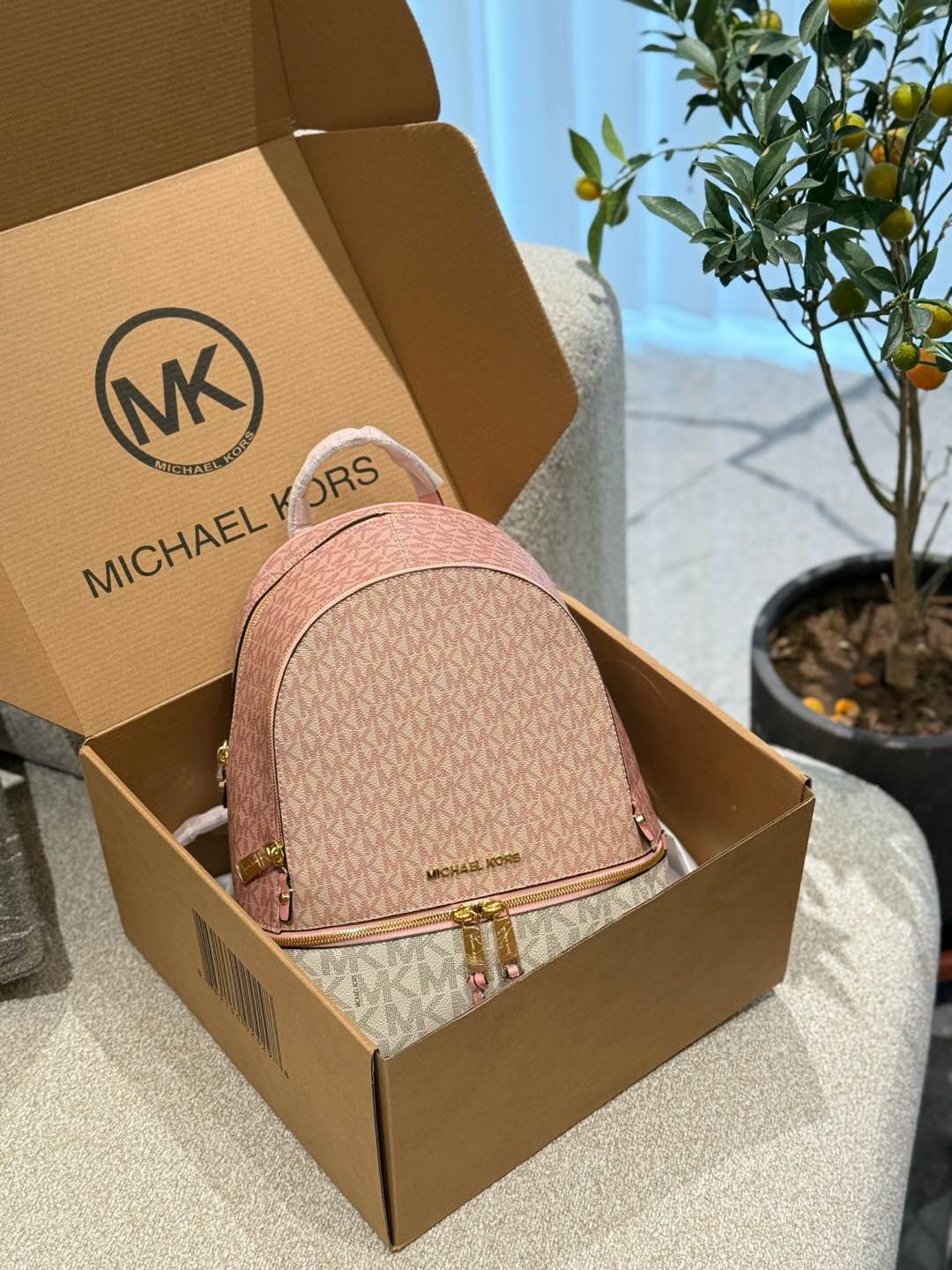 MK Rhea Zip Backpack P180MK Rhea Zip O 2024 Backpack Ultimo Backpack di grandi dimensioni piccoli zaino in pelle vecchio stile (questo Rheazip è pigro ed elegante, e l’esclusivo stile di design a blocchi a colori inietta una fresca vitalità in esso. La stampa iconica del logo e a vicenda, il corpo è dotato di più partizioni con cerniera e due spallacci Jingqiang, che sono durevoli e rivelano un pizzico di morbidezza ed eleganza.