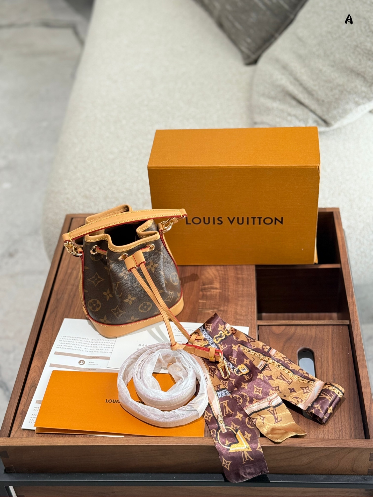 💰240
LV迷你水桶包nanonoe手袋,你值得拥有
由今天要给大家种草-款超级可爱的包包一-LV 迷你水 桶包nano noe手袋!
t+它的外观简直太迷人了!小巧玲珑的水桶造型,搭配经典的LV图案,时尚又百搭。无论是搭配休闲装还是正式装,都能轻松提升整体造型的时尚感。设
害这款手袋的材质非常优质,皮革柔软光滑,细节处理.也十分精致。金属配件质感十足,彰显了品牌的奢华品
( i }虽然看起来很小,但它的容量却出乎意料的大!可以轻松装下手机、钱包、口红等日常必备物品,非常实用。而且肩带可以调节,既可以单肩背,也可以斜挎,满足不同的搭配需求。1值
LV迷你水桶包nanonoe手袋不仅是一款时尚的配饰,更是一种生活态度的体现。它让你在日常生活中展现出独特的品味和个性。如果你还在寻找-款既时尚又实用 的包包,那么这款手袋绝对是你的不二之选! 100
#LV迷你水桶包#nano noe手袋#时尚配饰#种草