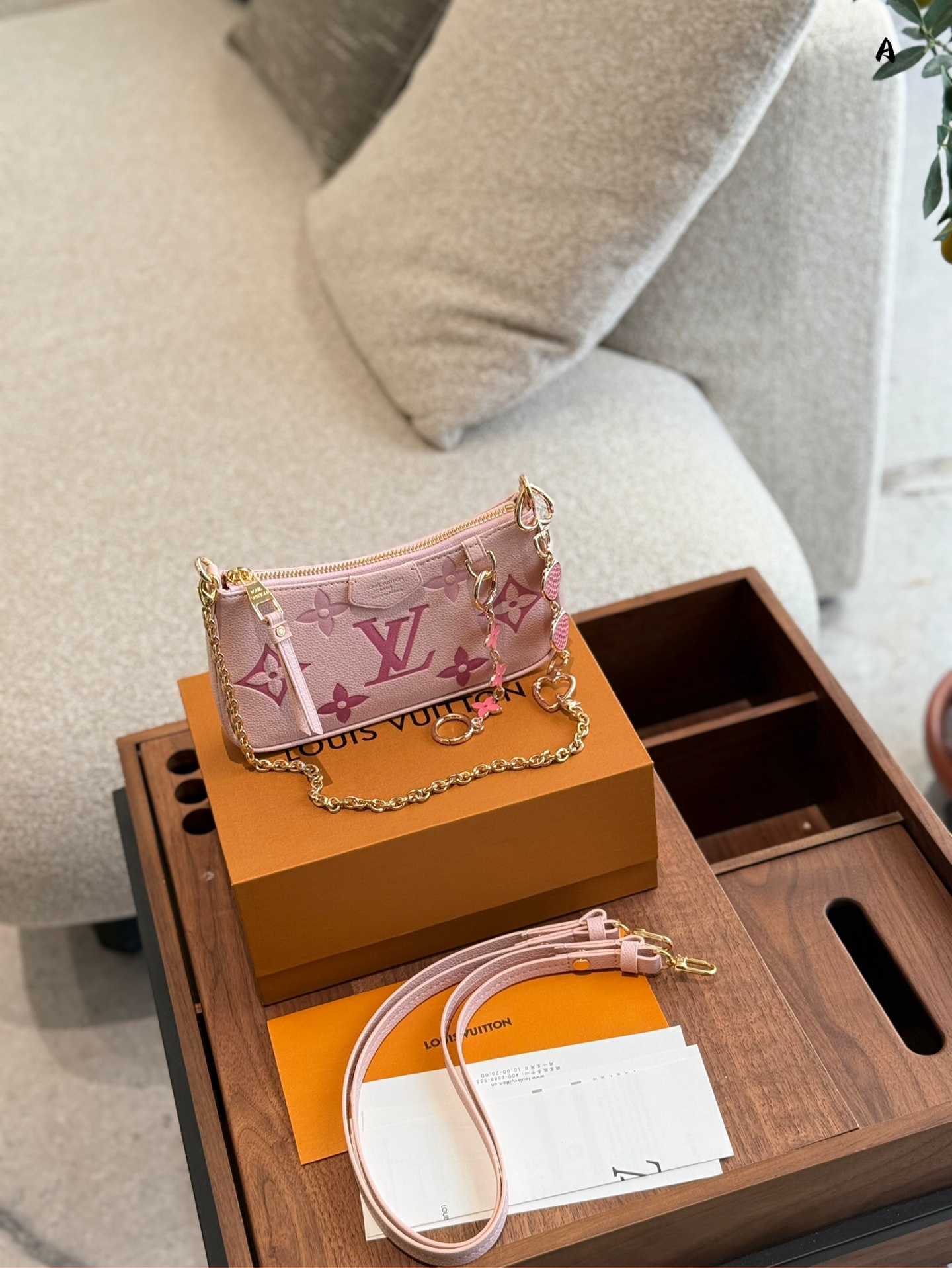 💰260
Lv粉色渐变easy pouch链条包
粉粉嫩嫩的配色少女心满满~
一眼万年的easypouch富婆们可以背着它去打麻将间可以放得下手机的单肩腋下美与使用兼容大