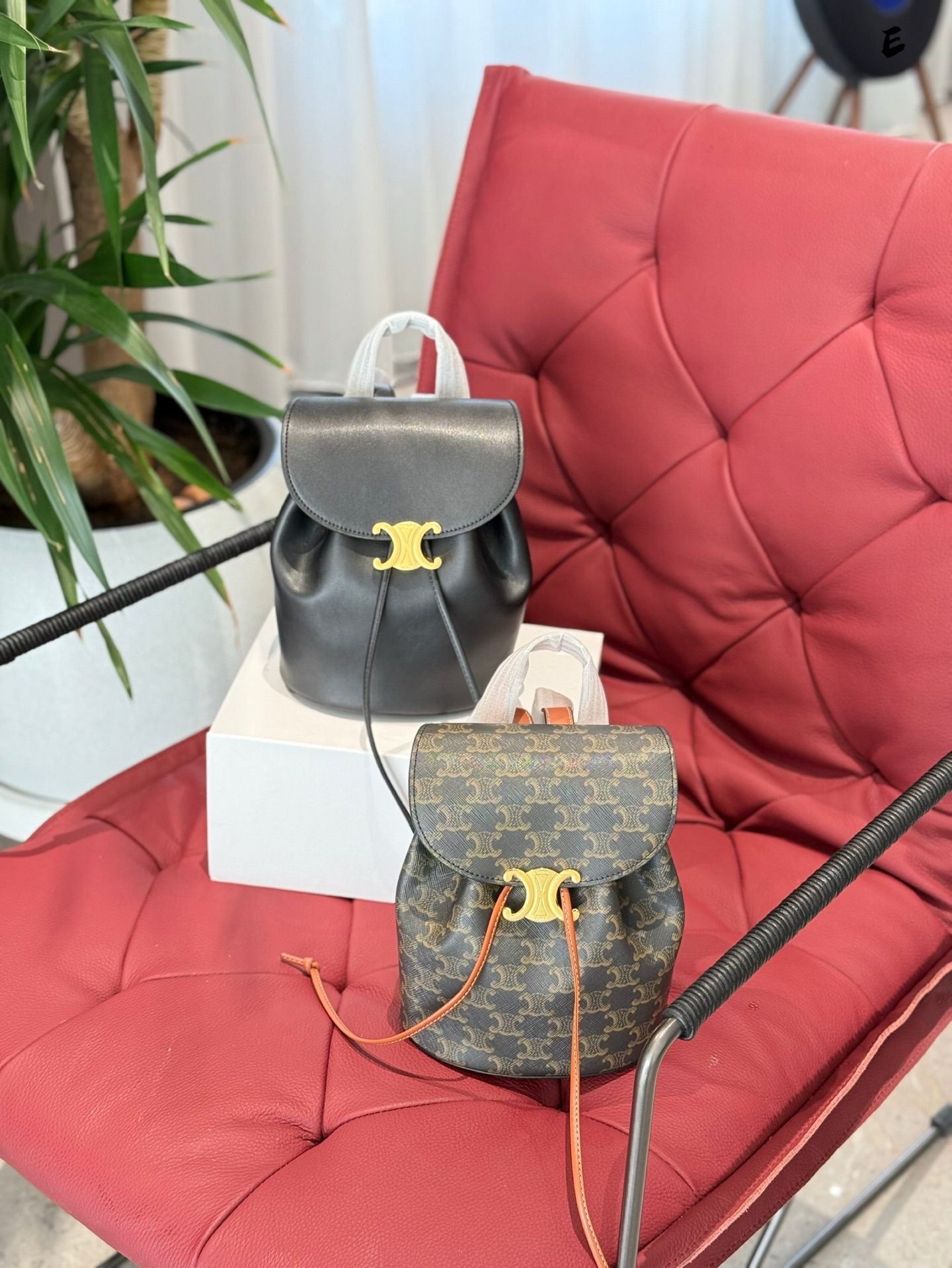 💰400
被种草了CELINE新款小书包B
CELINE新款的这个小书包有点好背啊! ! !新品双肩包BONNIE
对比之前的那款包型更加挺阔饱满Cb凯旋门扣的加持狠狠戳中我
金属元素搭配老花果然赞!15×25 折叠盒