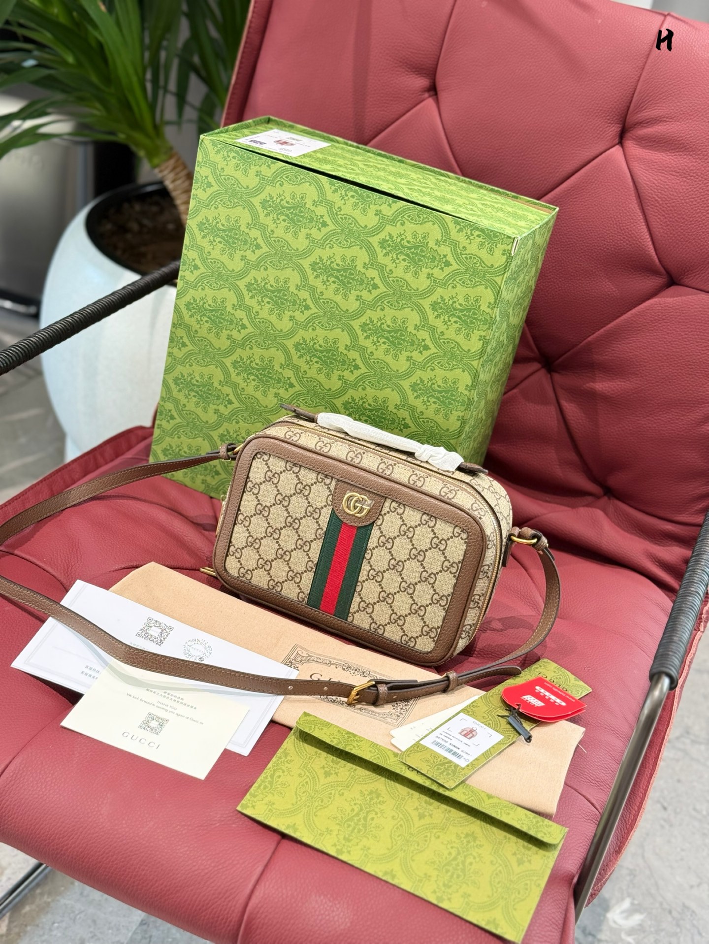 Serie P180ophidia Small Crossbody borse con cinghia decorativa; Nuovi modelli vengono lanciati ogni stagione per creare accessori da viaggio versatili adatti a una varietà di destinazioni. La cinghia a doppia G e a strisce sono profondamente integrate nell’intero design come elementi di design principali e i due elementi sono ingegnosamente presentati in questa borsa trasversale. Su, completa la classica tela beige e ebano GGSUpreme. Beige ed Ebony GG Supreme Canvas in pelle marrone Accessori toni oro in pelle in pelle rossa e verde rivestimento in lino in cotone in cotone doppio g interno: 1 manico a tasca aperto (3 cm di altezza) cinghia a spalla regolabile (54 cm di altezza) Close con cerniera 24 cm (larghezza) x 16 CM (altezza) x 7 cm (profondo) Peso: circa 0,518 kg con scatola