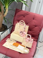 Scarf LV onthegomini tote bag jungle series Crafty onthego high-end embossed embossed gradient color cost performance king This is a great bag type, inspired by the street brand that spoofs Lv, the past, Louis VII ltton will never Walking down from the altar, it is a very worthwhile season. It has a huge shopping bag, which is not easy to deform and the design of the big logo is super beautiful. In addition to holding it, it also has a very considerate addition to the medium-length shoulder strap. It can be said that it is very good. The upper body is really elegant! 20cm.25cm 1 Scarf LV onthegomini tote bag jungle series Crafty onthego high-end embossed embossed gradient color cost performance king This is a great bag type, inspired by the street brand that spoofs Lv, the past, Louis VII ltton will never Walking down from the altar, it is a very worthwhile season. It has a huge shopping bag, which is not easy to deform and the design of the big logo is super beautiful. In addition to holding it, it also has a very considerate addition to the medium-length shoulder strap. It can be said that it is very good. The upper body is really elegant! 20cm.25cm