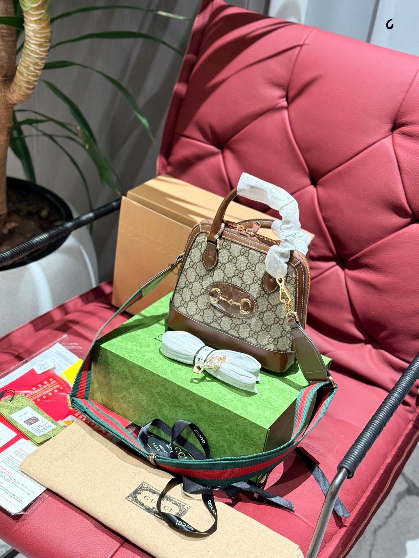 双条肩带 Gucci马衔扣1955系列迷你贝壳包 Gucci马衔扣1955系列迷你贝壳包棕色 这款手提包采用圆顶造型,配有可选配的皮革肩带.精致小巧的迷你手提设计融合棕色皮革材质,成为Epilogue系列中备受瞩目的焦点. 该系列承袭六十余年前经典包袋上初次使用的设计细节,注入现代时尚精髓,彰显马街扣的别致魅力. 双盒包装 尺寸: 20*19.5*7.5cm #女士包包#gucci 贝壳包