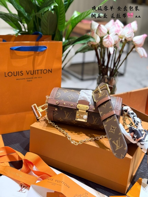 Louis Vuitton Papillon Bag: Vintage Charm with Detachable Straps - 19x9x9cm 1 Louis Vuitton Papillon Bag: Vintage Charm with Detachable Straps – 19x9x9cm