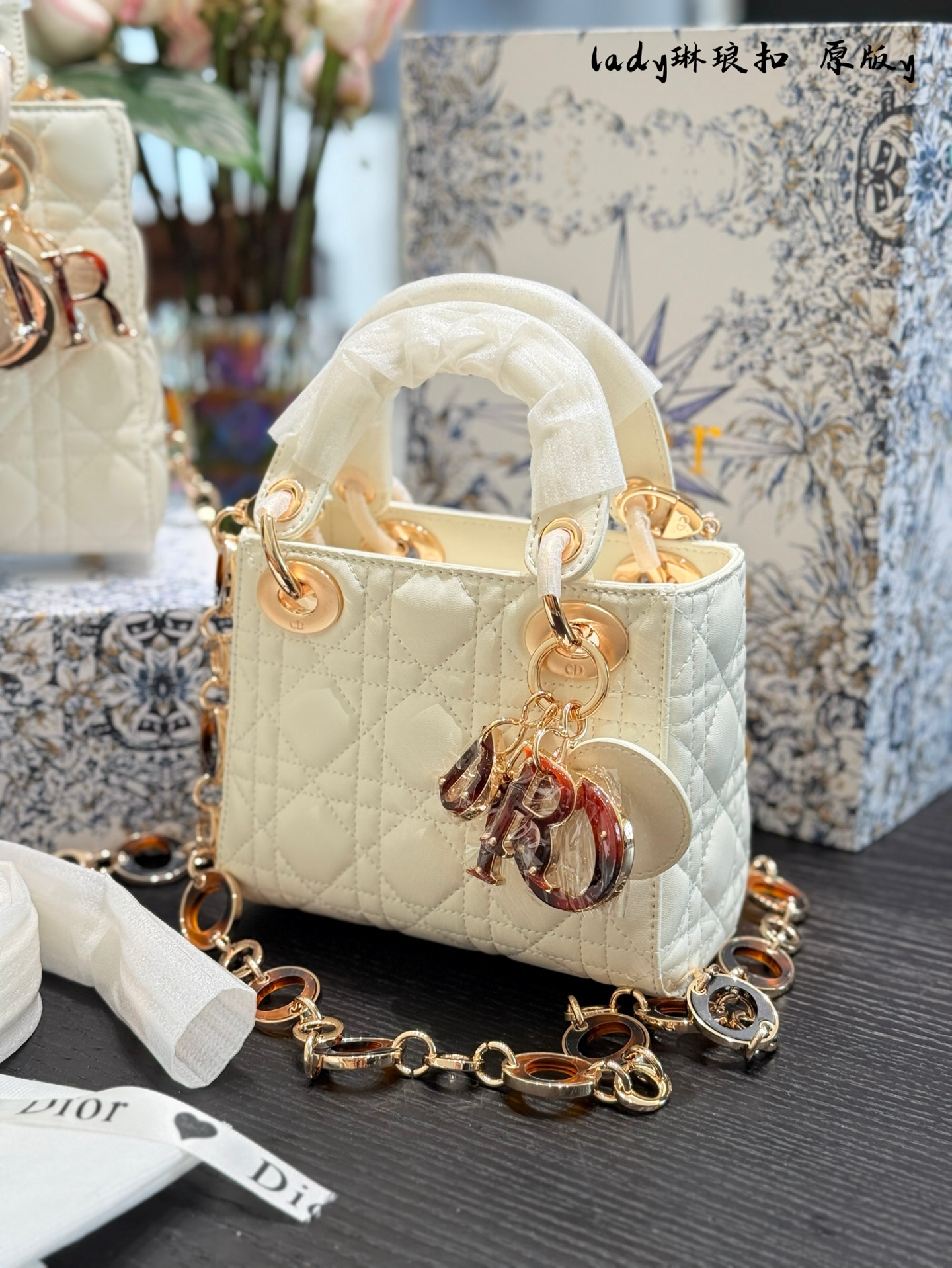 Bolso Lady Dior Mini de Piel de Cordero Blanca con Charm y Correa 4 i1740638991731 1487 0 2