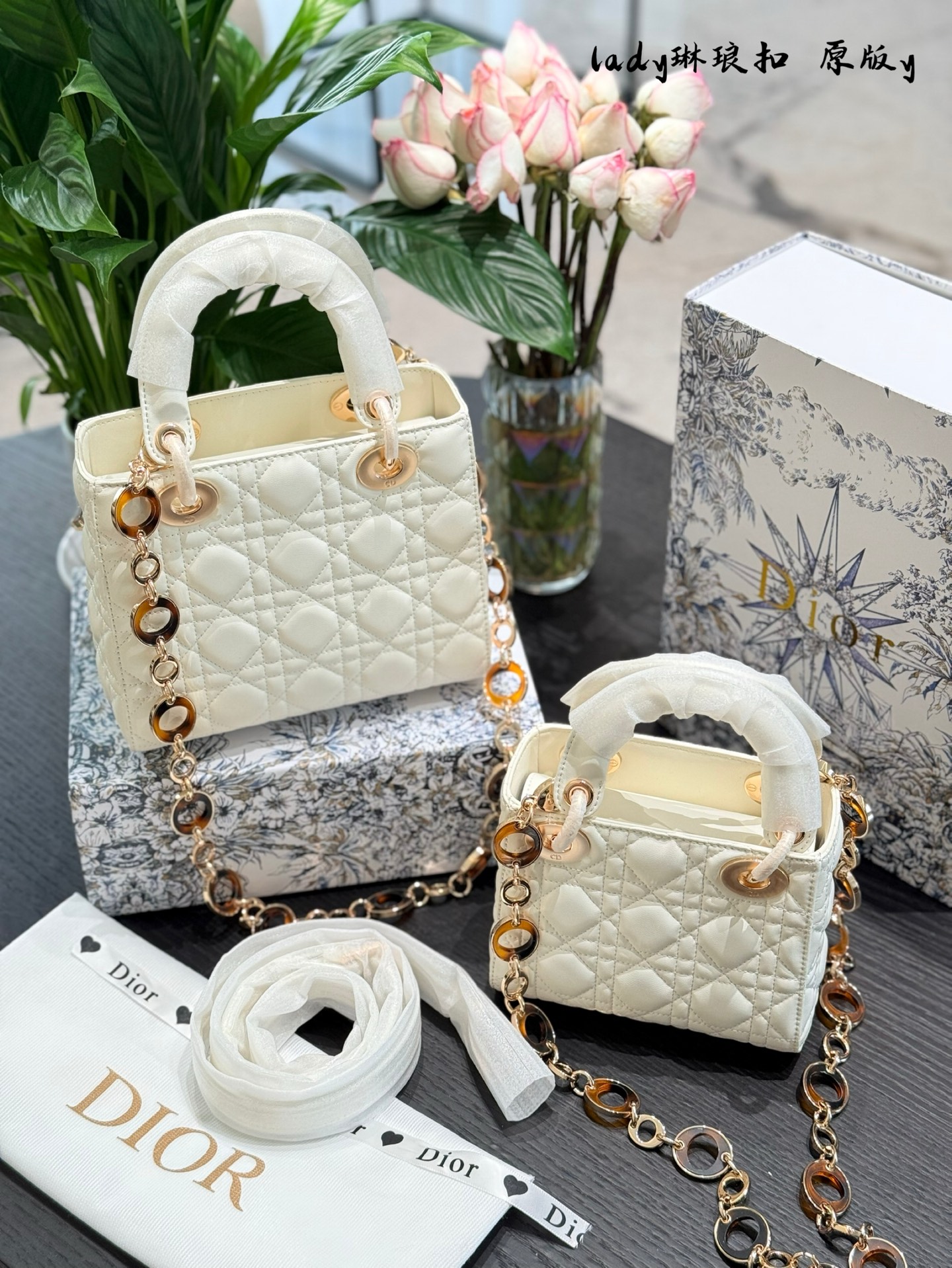 Bolso Lady Dior Mini de Piel de Cordero Blanca con Charm y Correa 6 i1740638991768 703 0 4