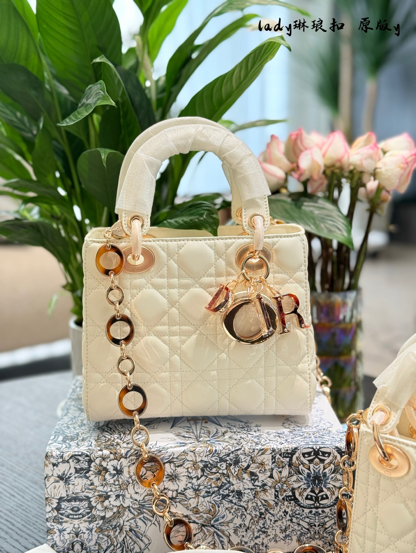 Bolso Lady Dior Mini de Piel de Cordero Blanca con Charm y Correa 3 i1740638991769 7575 0 1
