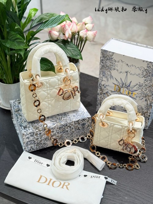 Bolso Lady Dior Mini de Piel de Cordero Blanca con Charm y Correa 15 Bolso Lady Dior Mini de Piel de Cordero Blanca con Charm y Correa