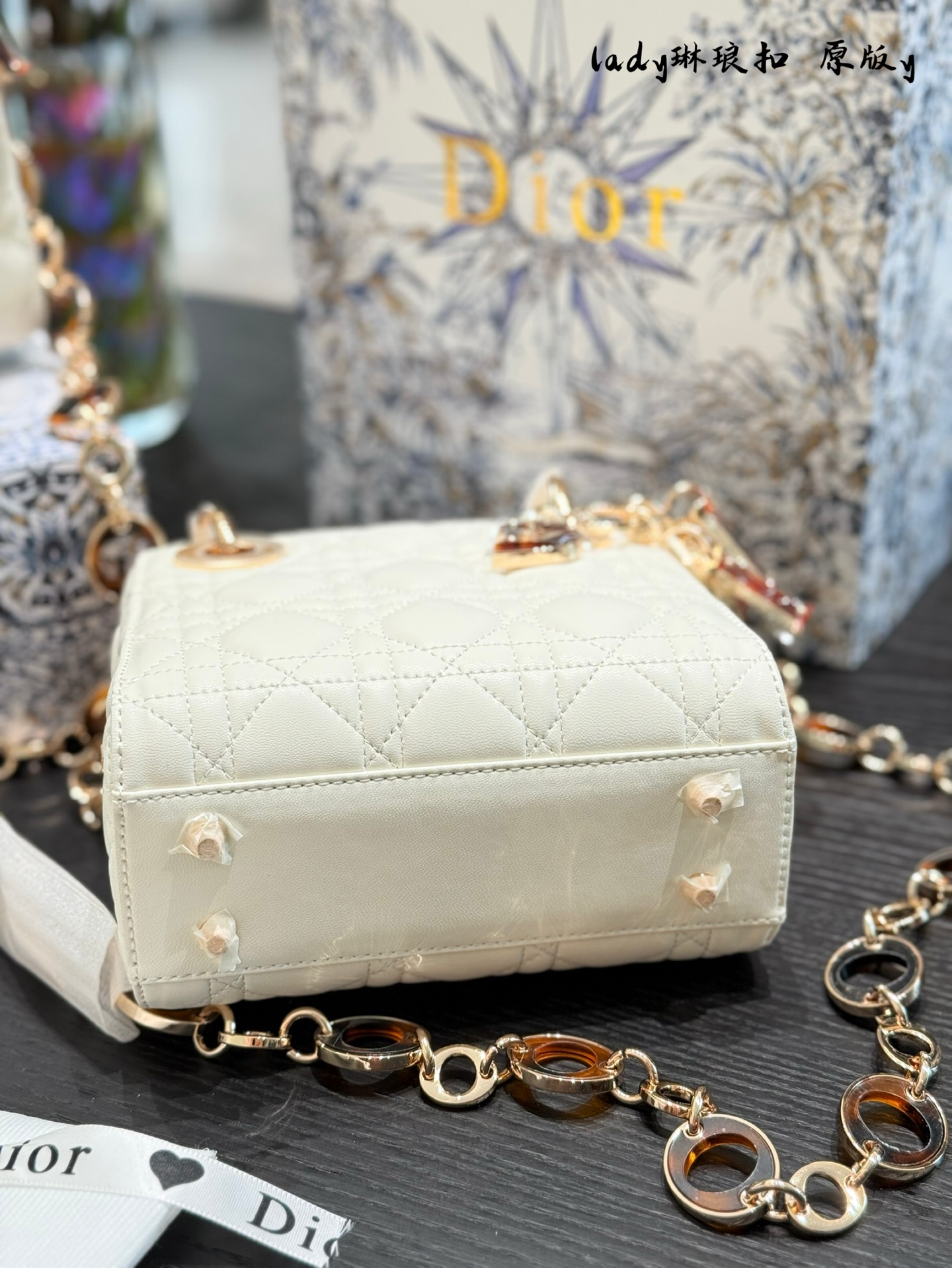 Bolso Lady Dior Mini de Piel de Cordero Blanca con Charm y Correa 7 i1740638991796 7532 0 5