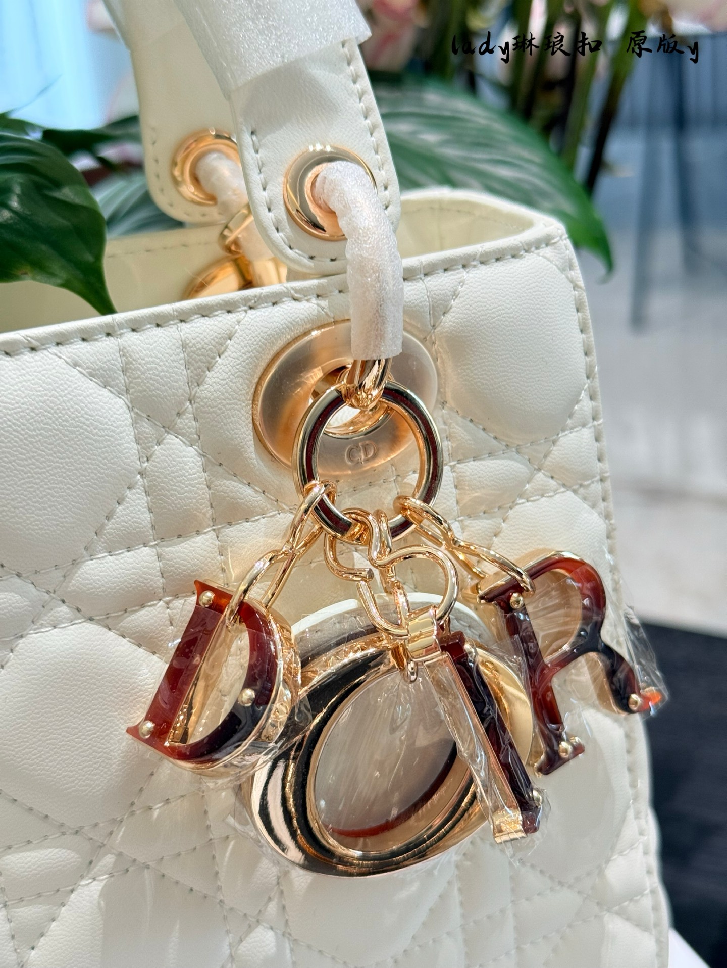 Bolso Lady Dior Mini de Piel de Cordero Blanca con Charm y Correa 5 i1740638993184 9401 0 3