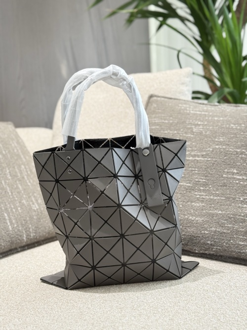 Issey Miyake P180 Six-Grid Lightweight Tote Bag, Versatile and Comfortable 1 Issey Miyake P180 Six-Grid Lightweight Tote Bag, Versatile and Comfortable