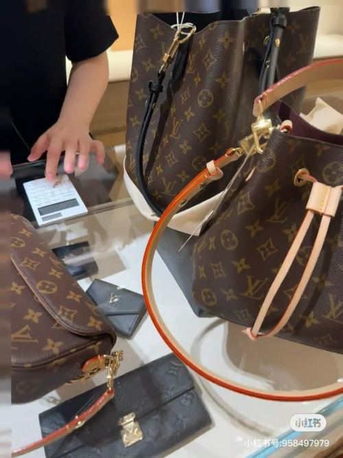 תיק Louis Vuitton NeoNoe BB מונוגרמי מנוקדת ומעוצבת לכל יום 1 תיק Louis Vuitton NeoNoe BB מונוגרמי מנוקדת ומעוצבת לכל יום
