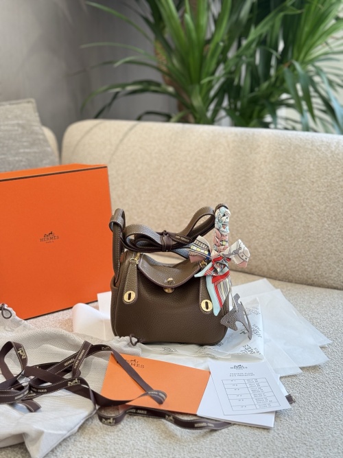 Hermès Lindy 19 Bag - Timeless Black Gold Design, Ultimate Elegance 1 Hermès Lindy 19 Bag - Timeless Black Gold Design, Ultimate Elegance