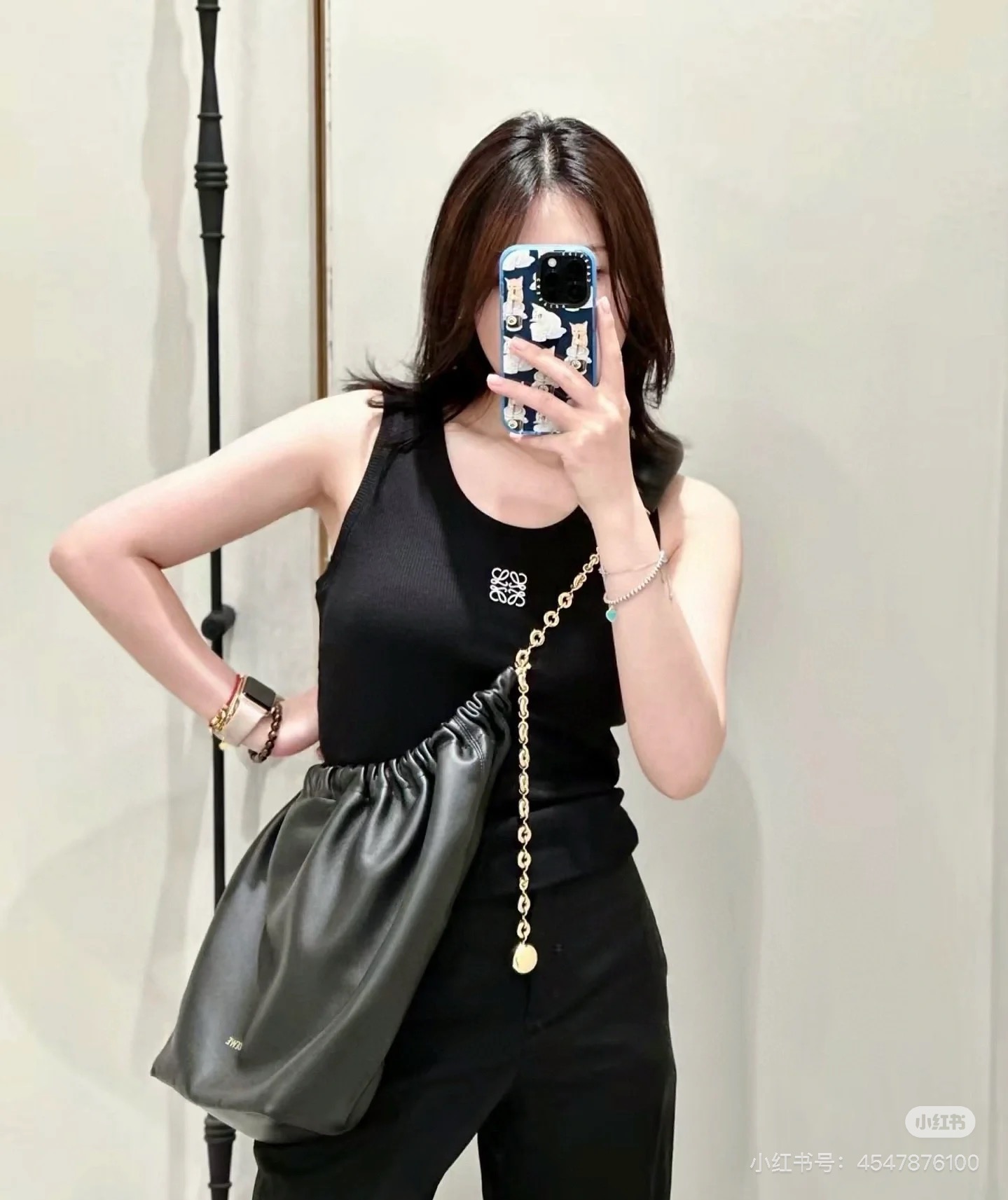 Loewe Squeeze: Elegante Bolso de Hombro de Piel de Cordero con Cadena Ligera 4 i1742436591905 4997 0 8