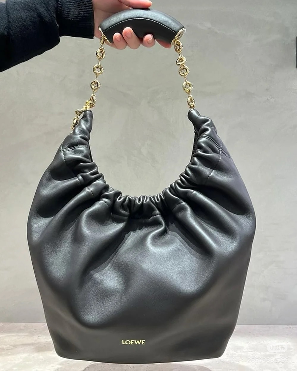 Loewe Squeeze: Elegante Bolso de Hombro de Piel de Cordero con Cadena Ligera 5 i1742436608406 7924 0 3