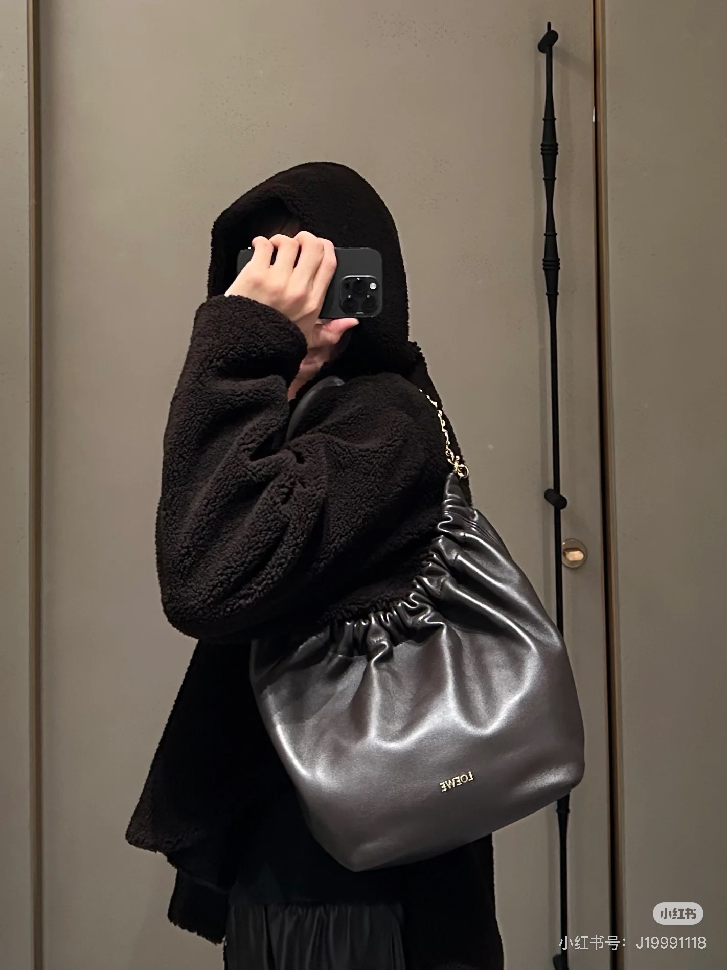 Loewe Squeeze: Elegante Bolso de Hombro de Piel de Cordero con Cadena Ligera 6 i1742436608406 9096 0 4