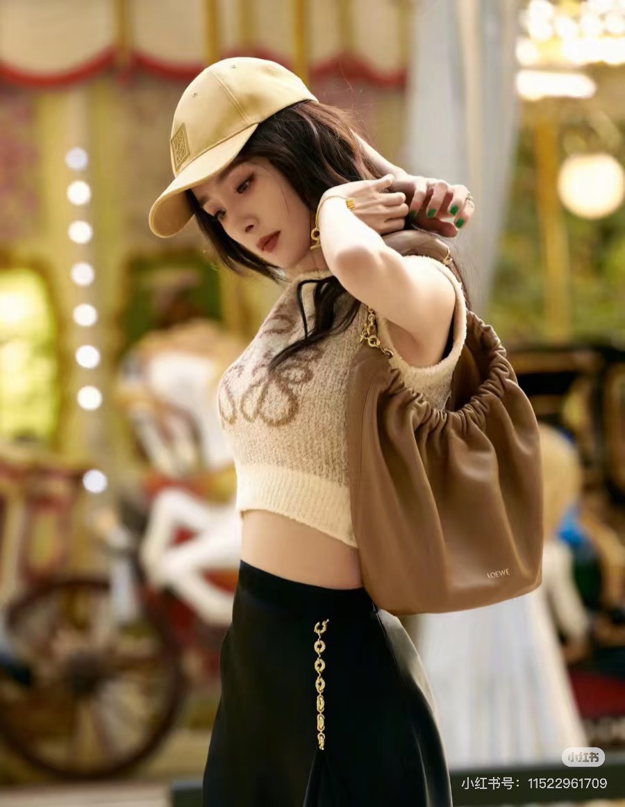 Loewe Squeeze: Elegante Bolso de Hombro de Piel de Cordero con Cadena Ligera 9 i1742436608743 7939 0 7